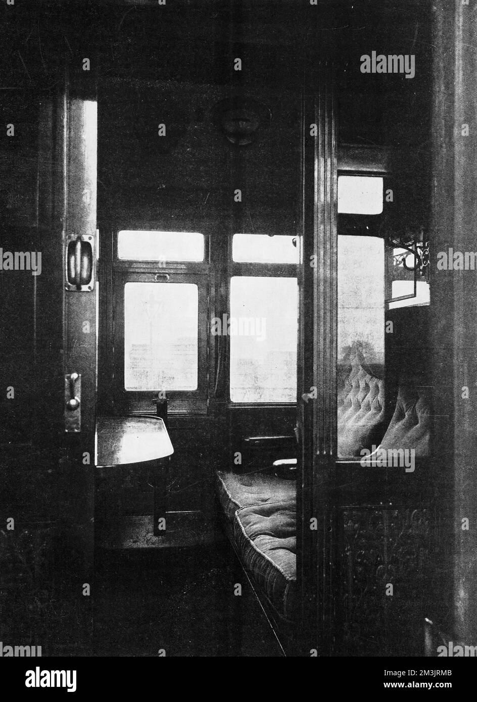 Das Kompartiment für frisch verheiratete Paare von der Midland Railway Company in ausgewählten Zügen. Die Kutsche wird inoffiziell als Flitterwochen-Kutsche bezeichnet, kann aber für den Preis von zwei First Class-Tickets reserviert werden. 1907 Stockfoto