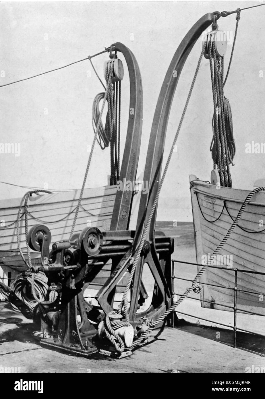Eine Ansicht des Mechanismus, mit dem die Rettungsboote der Titanic abgesenkt wurden, zeigt ein Paar „Welin Davits“ an Bord. Das Davit, eine Erfindung von Herrn Axel Welin, ist in den meisten Passagierflugzeugen zu finden. Das Zahnrad auf dem Basispunkt ermöglichte es, die Boote innerhalb von Sekunden abzusenken. Datum: 1912 Stockfoto