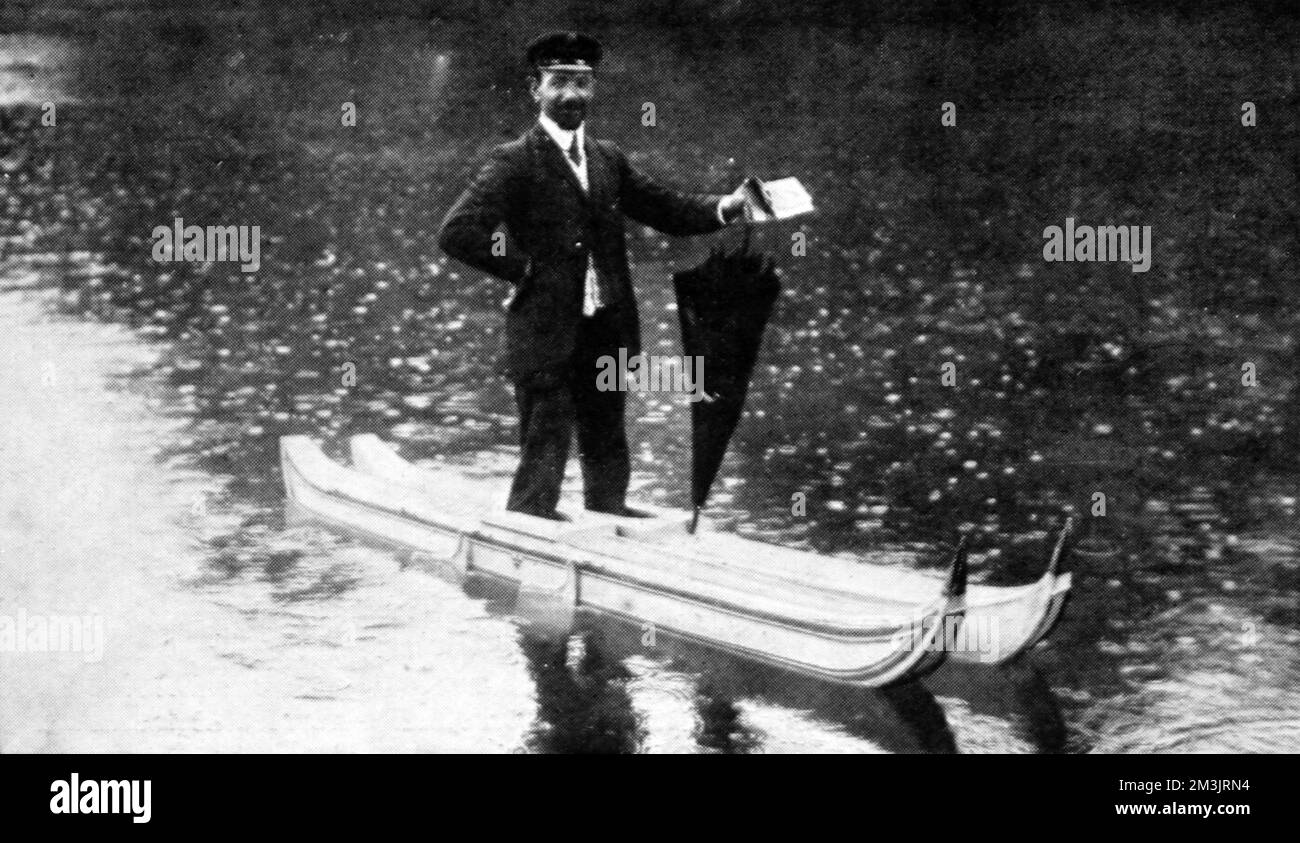 M. Remond auf dem Wasser am See in der Bois de Boulogne, in seinem Experiment 1907. Er hat ein kleines Kanu-ähnliches Boot an jedem Fuß befestigt. Stockfoto