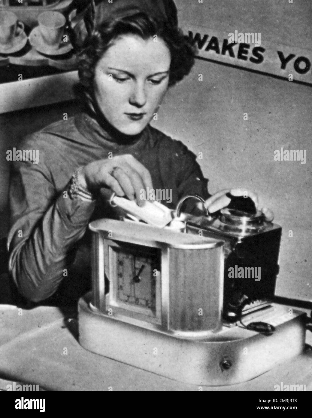 Frau, die auf der Olympia Ideal Home-Ausstellung 1947 elektrische Teesorten vorführt. Stockfoto