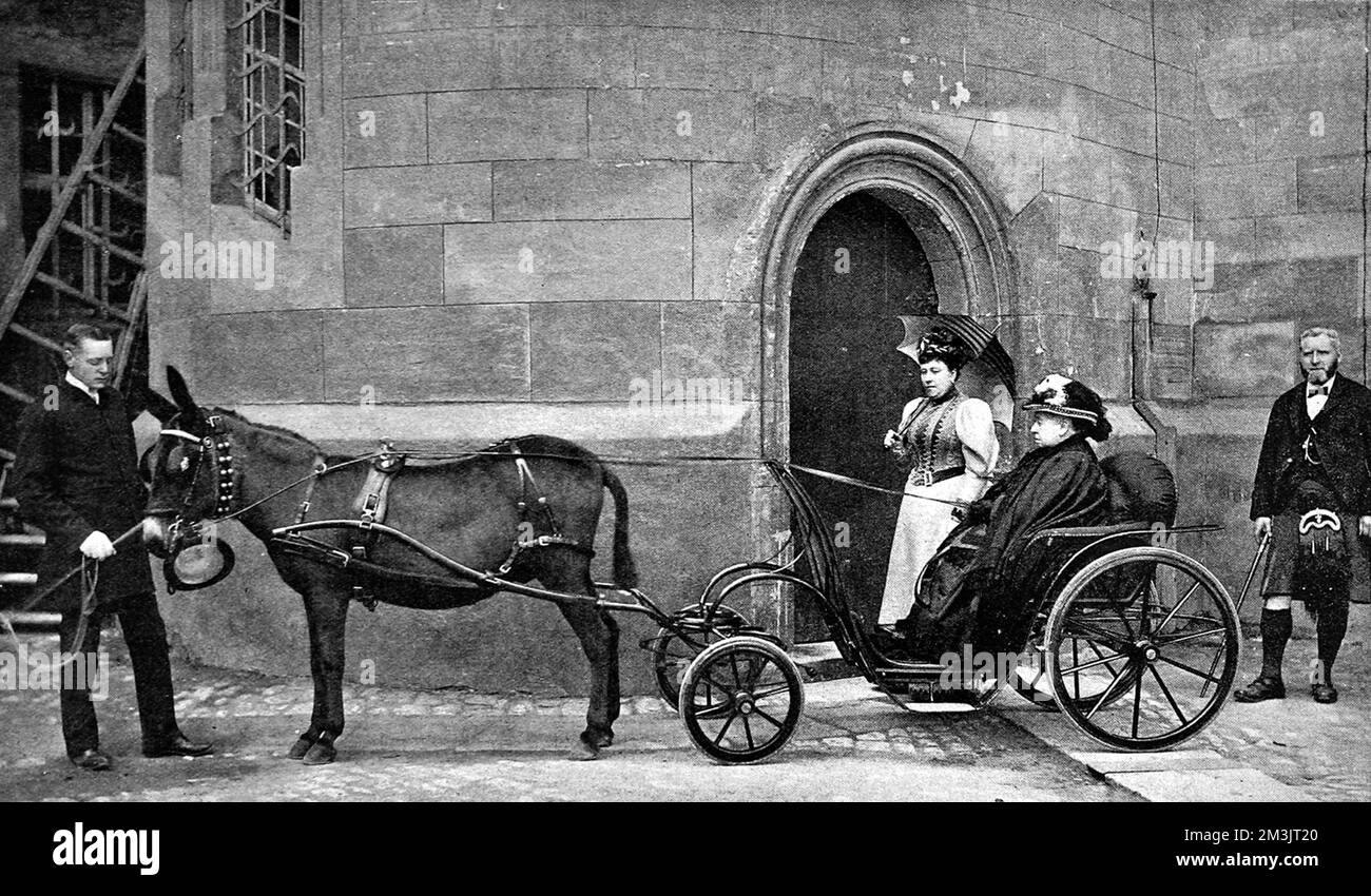 Königin Victoria, begleitet von Prinzessin Beatrice, verlässt Windsor Castle für eine Fahrt in ihrer Eselskutsche im Jahr 1895. 1895 Stockfoto