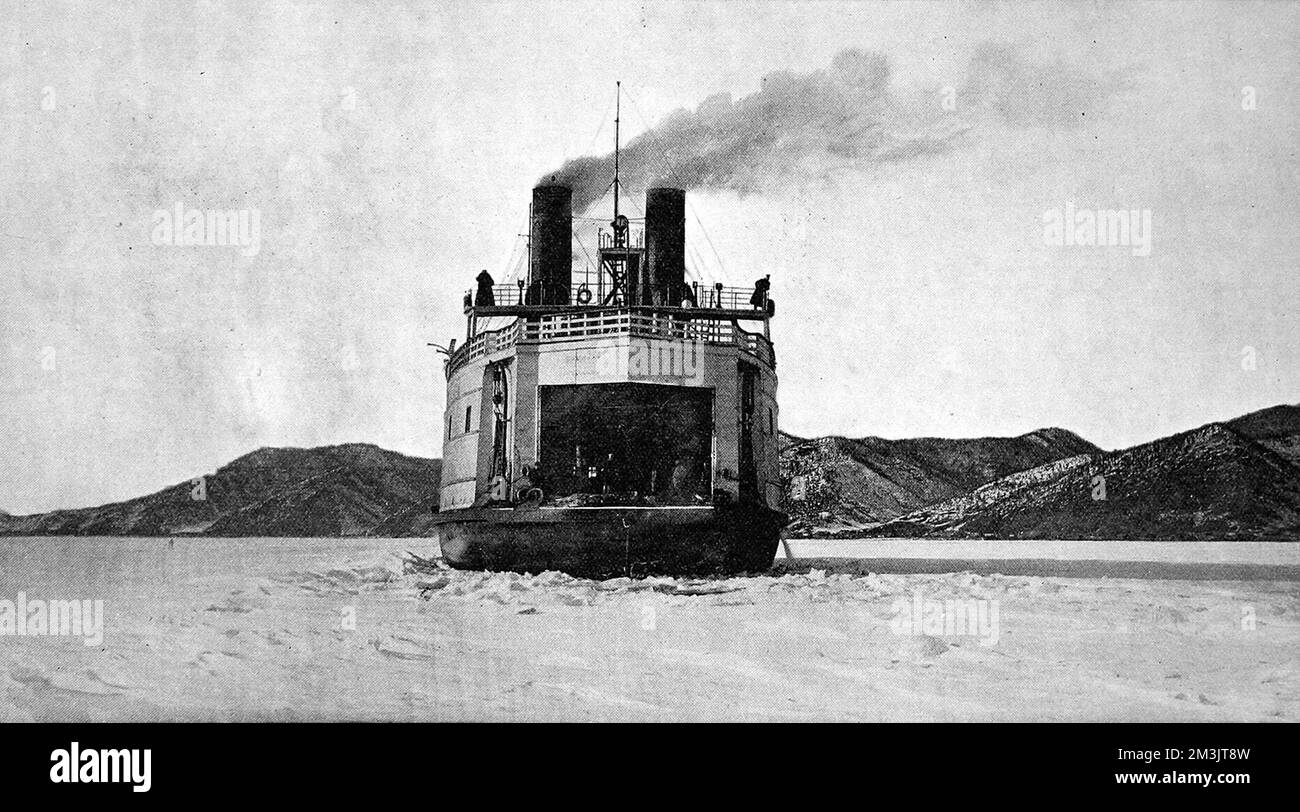 Foto vom Bug der S.S. „Baikal“, Pflügen durch das Eis des gefrorenen Lake Baikal, Dezember 1900. Dieses Schiff wurde von der Newcastle-Firma von Sir William Armstrong, Whitworth und Co. Für die transsibirische Eisenbahn gebaut. Sie konnte einen Passagierzug und zwei Güterzüge mit 13 Knoten durch den gefrorenen See transportieren, durch Eis, drei Fuß dick. Stockfoto