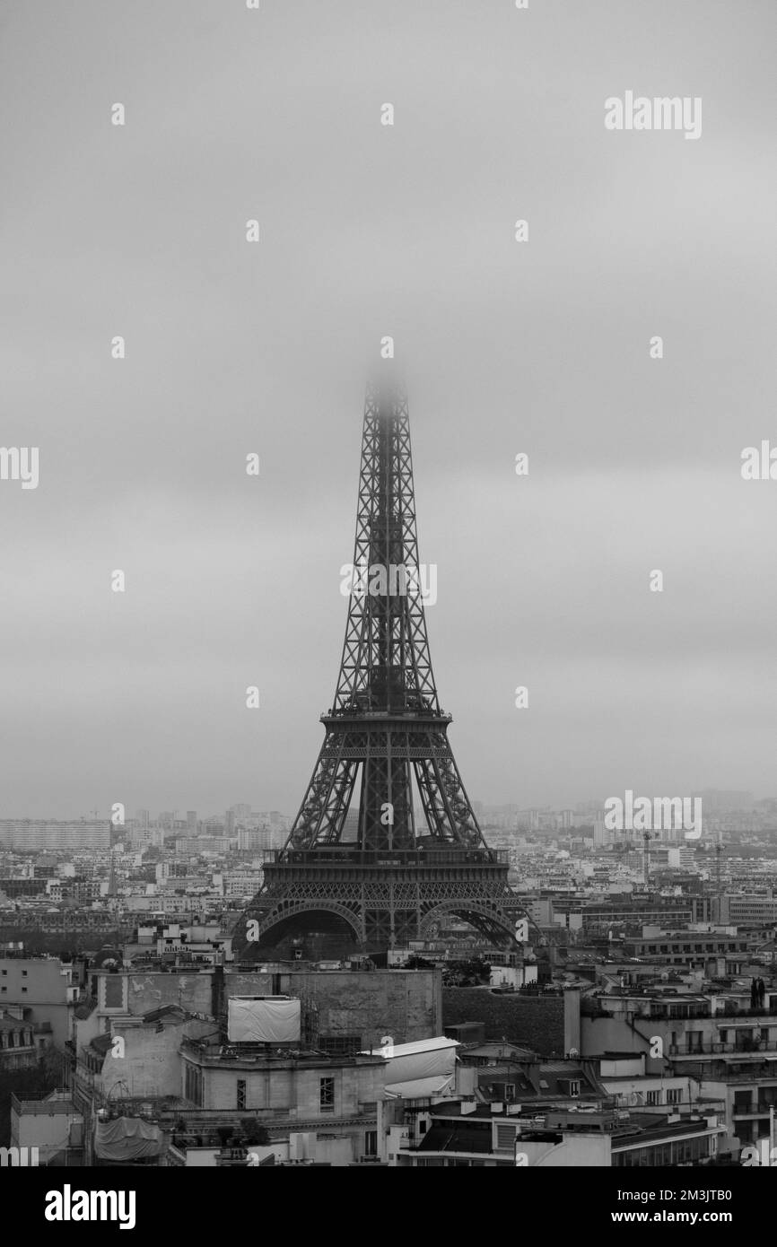 Eiffelturm an einem bedeckten Tag Stockfoto