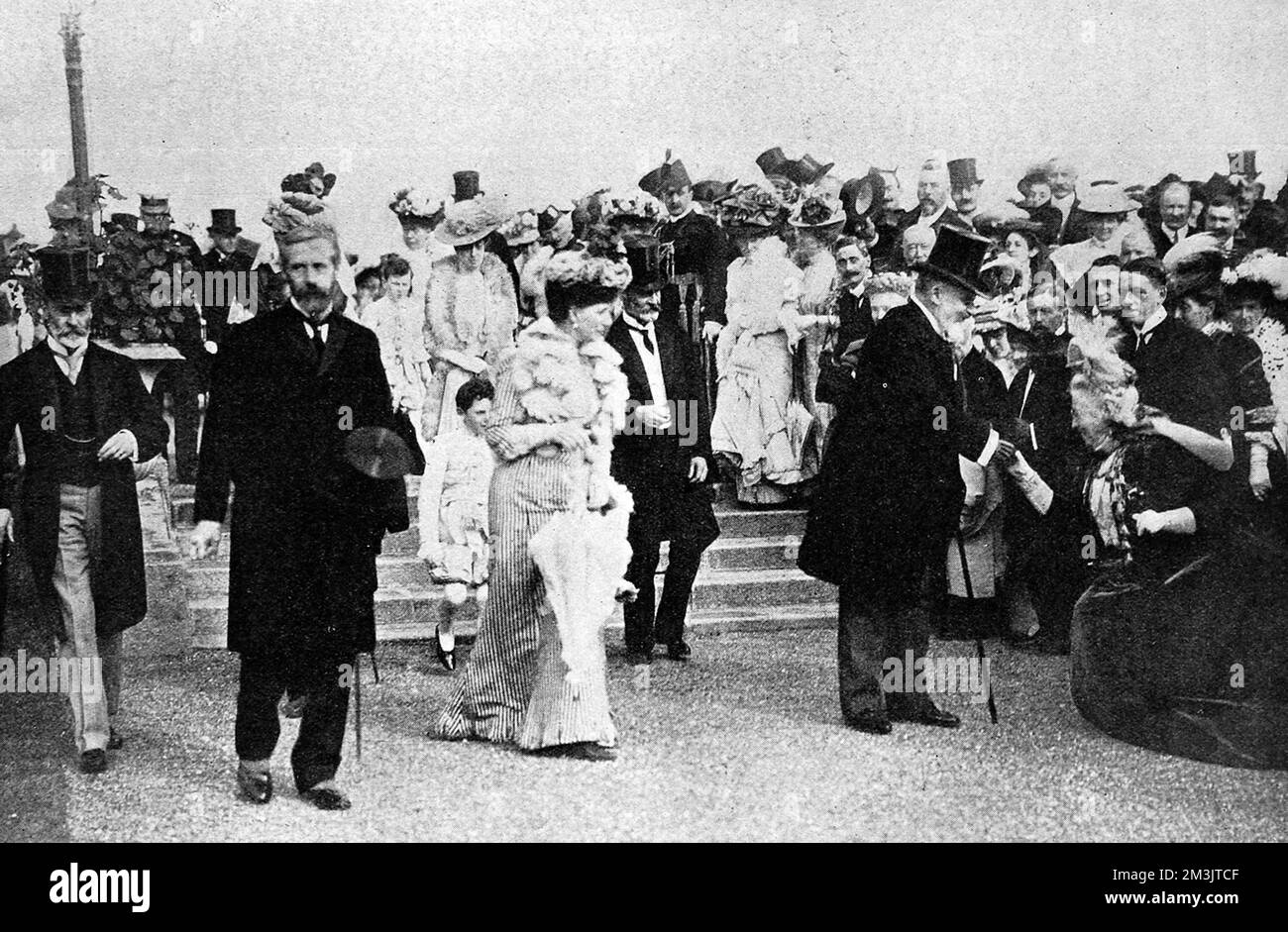 Edward VII (1841-1910) bei einer viktorianischen Gartenparty während eines Besuchs in Dublin 1907. Ursprünglich wurde ihm von seiner Mutter, Königin Victoria, wenig Verantwortung übertragen. Der König erwies sich als ein geschickter Diplomat und stellte das Flair und die Vitalität der Monarchie wieder her. 1910 Stockfoto