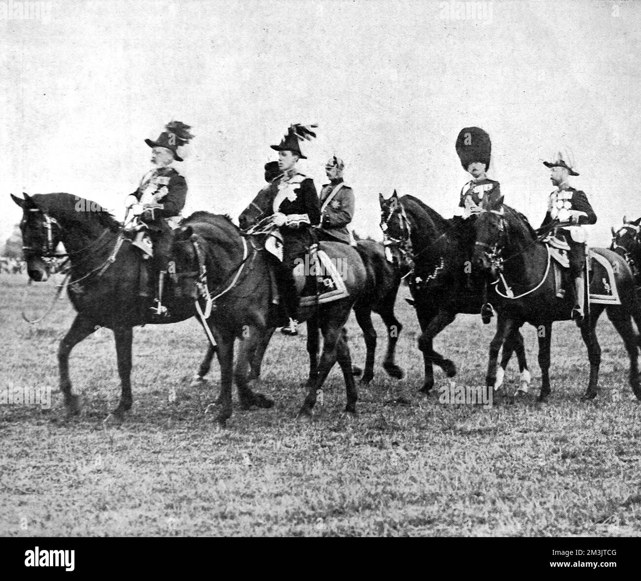 Edward VII (1841 - 1910), begleitet von König Alfonso von Spanien auf einem Pferderücken bei einer königlichen Bewertung in Aldershot. Edward war ein renommierter Diplomat und hat während seiner Herrschaft viel für die Festigung der freundschaftlichen Beziehungen zwischen vielen Ländern getan, insbesondere Frankreich und Russland, die später im Ersten Weltkrieg Verbündete werden sollten Stockfoto