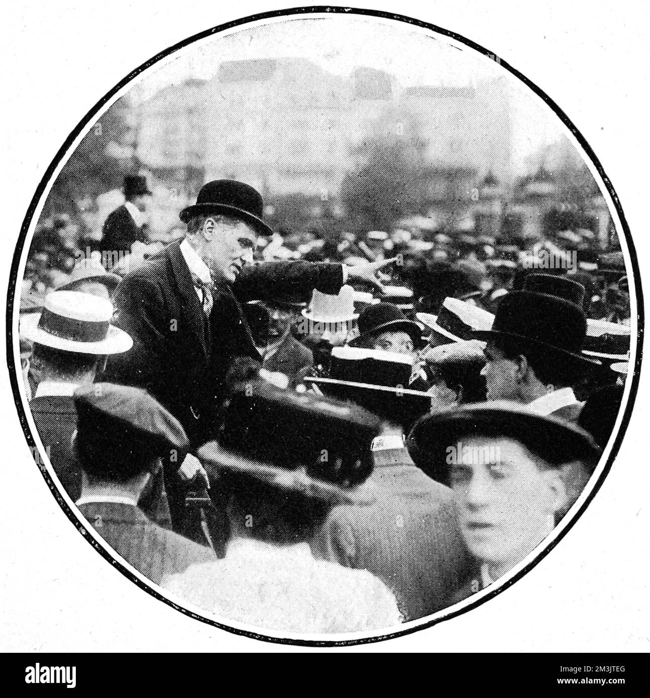 Ein Redner im Hyde Park in der „Speaker's Corner“ ist 1912 einer zuhörenden Menschenmenge nachempfunden. Seit 1872 dürfen die Leute in der Speaker's Corner zu jedem Thema sprechen, das sie wollen. Stockfoto