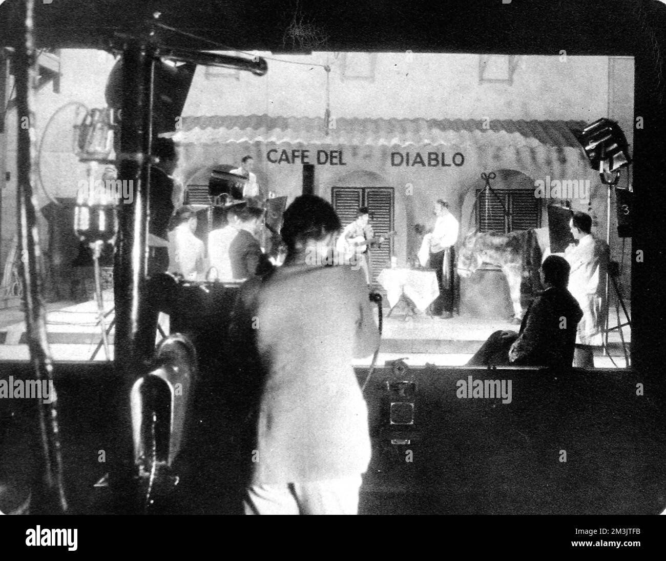 Im Crystal Palace wird eine spanische Szene im Fernsehen gezeigt, die in den Studios der Baird Television Company auf Film gedreht wurde. Am 2.. Februar 1935 übertrug das Baird-System Indoor- und Outdoor-Szenen an ein Publikum in Westminster. Zu den Themen der Aufnahme gehörten Pferdespringen und Rennfilmszenen. Datum: 1935 Stockfoto