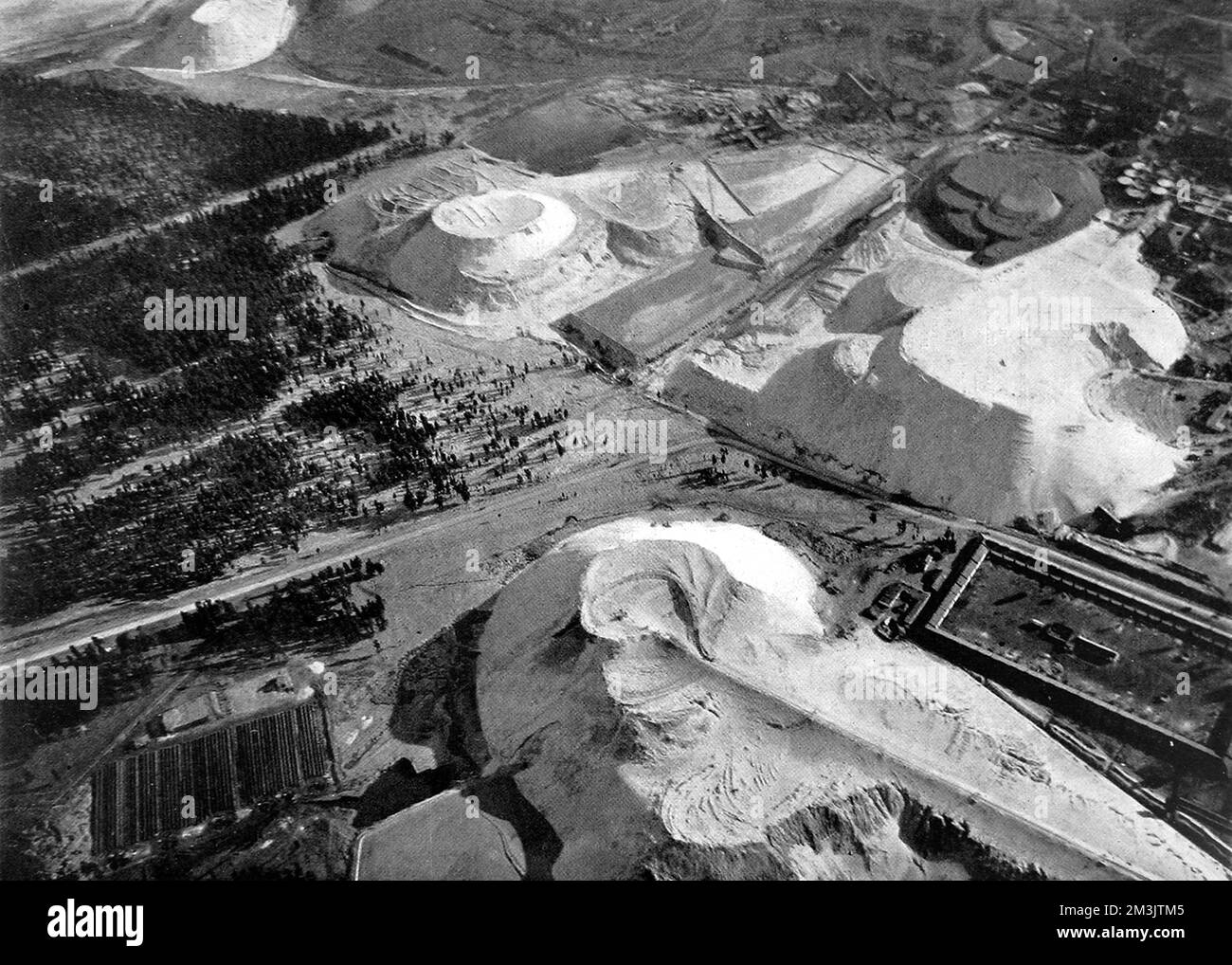 Ein Luftbild der Goldminen in Johannesburg. Das Foto wurde von Captain Spelterini auf einem seiner Ballonaufsteige aufgenommen. Die Minen in den Witwater Srand Bergen waren reich an Mineralien, von Gold und Kupfer bis hin zu Quarz. Datum: 1911 Stockfoto