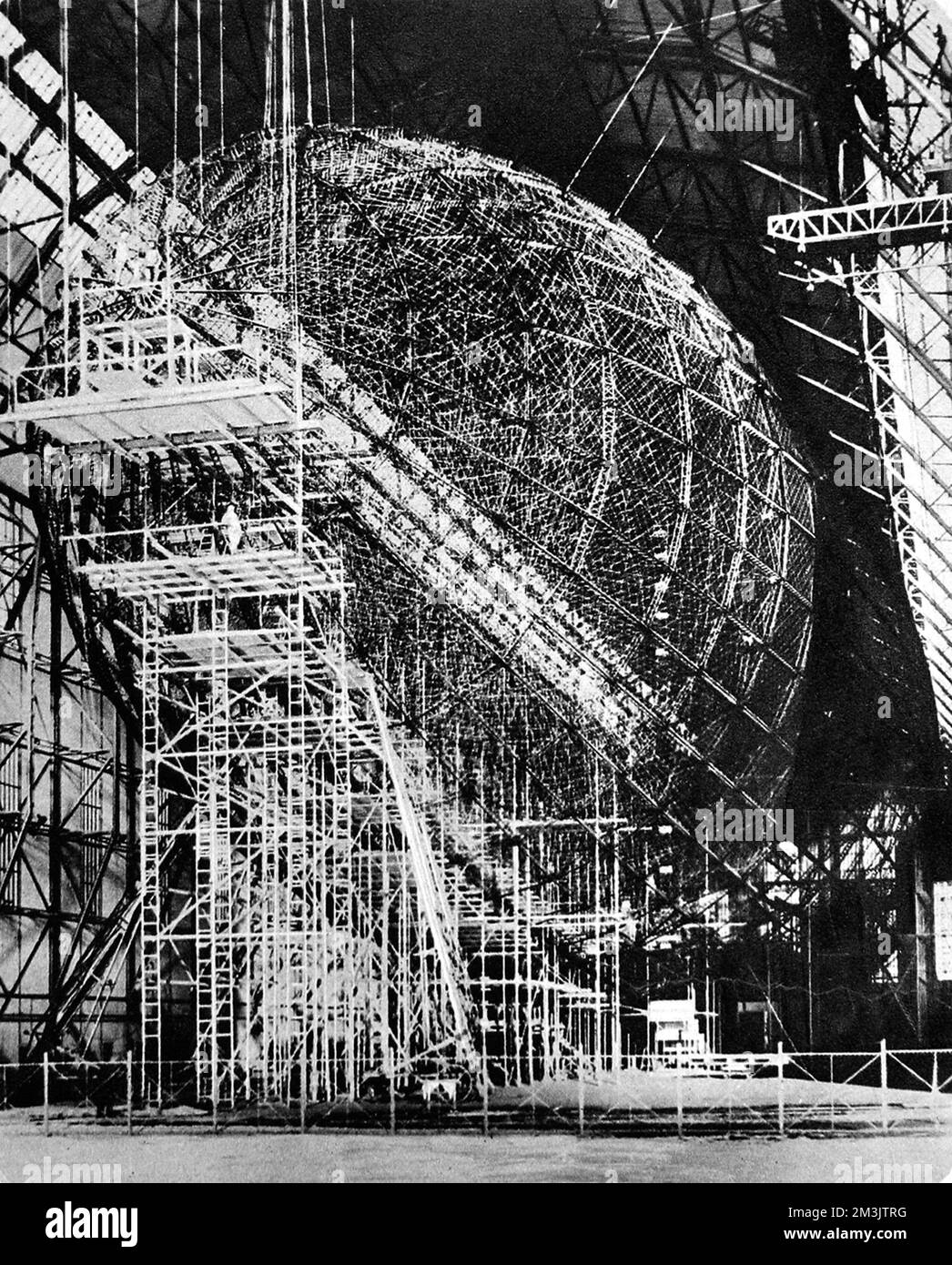 Foto des Zeppelin-Luftschiffs "LZ 129" im Bau in Friedrichshafen, März 1934. Das als „Hindenberg“ bekannte Luftschiff war nach seiner Fertigstellung 600 Meter lang, mit 26 Passagierkabinen und in der Lage, transatlantische Passagen zu bewältigen. Datum: 1934 Stockfoto