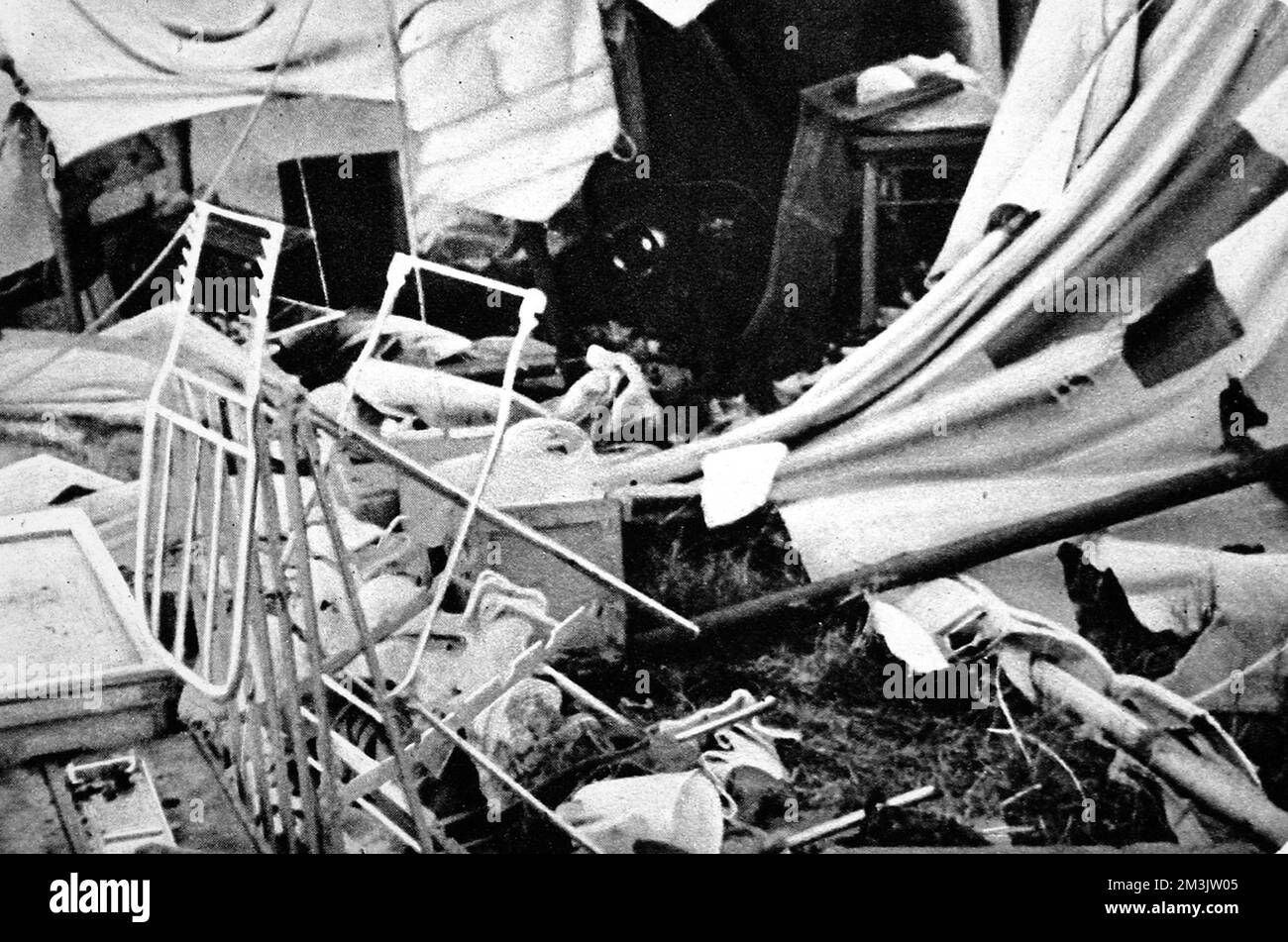 Das Innere eines der zerstörten Roten Kreuz-Zelte nach dem ersten Angriff. Der Angriff auf Dr. Mellys Einheit in der Nähe von Kworam dauerte zwei Tage an. Die Bomben wurden von einem italienischen Caproni-Flugzeug abgeworfen und töteten eine Reihe von Patienten. Großbritannien beanspruchte das Recht, von Italien eine Entschädigung für die Vorfälle zu verlangen, und argumentierte, dass das rote Kreuz für die Piloten deutlich sichtbar sei. Stockfoto