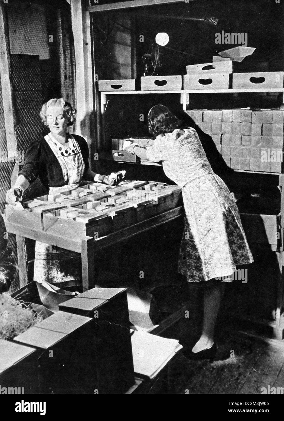 Verpackung und Versand; die Aufgaben der Freiwilligen im Roten Kreuz-Hauptquartier. Acres Pappe und Meilen Schnur wurden jede Woche für die Verteilung von 70.000 Paketen an die britischen Kriegsgefangenen verwendet. Stockfoto