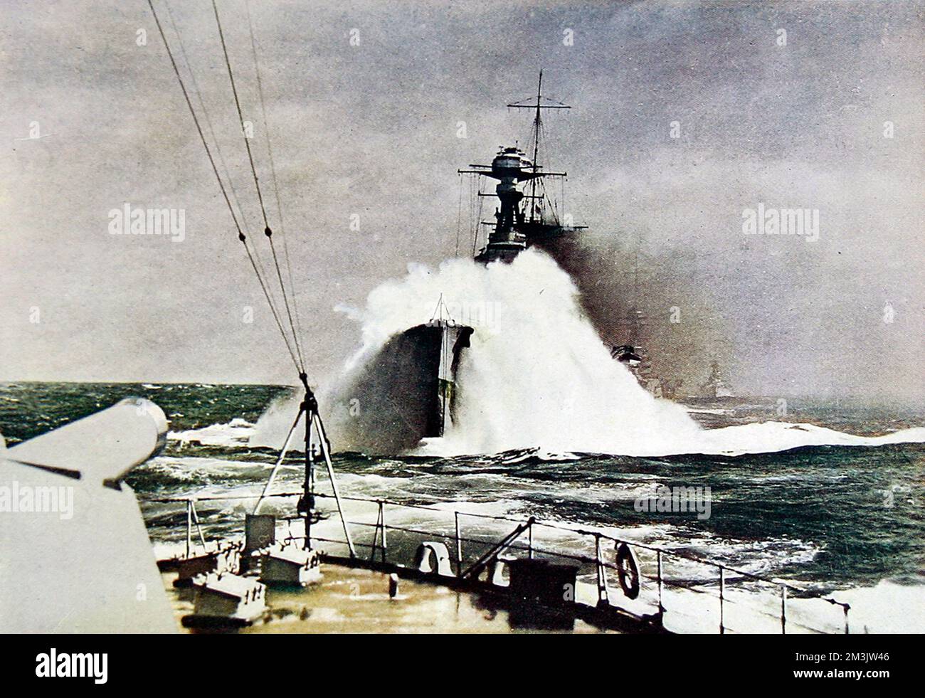 HMS 'Royal Oak', gesehen von HMS 'Queen Elizabeth', 1935. Stockfoto HMS 'Royal Oak', gesehen von HMS 'Queen Elizabeth', 1935. Stockfoto