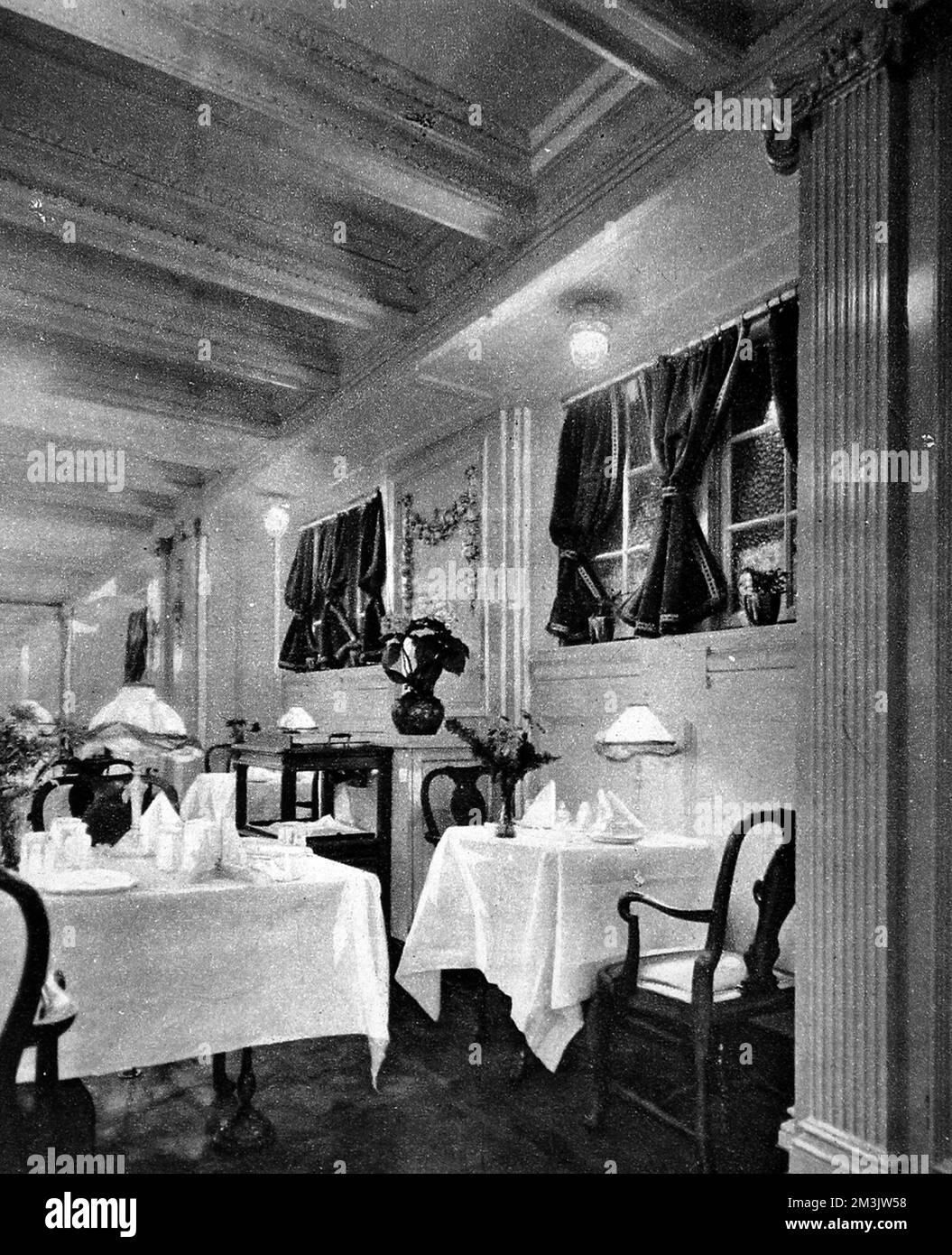 Foto einer Ecke des First-Class-Saloons an Bord der R.M.S.P. "Almanzora", 1920. Sie wurde 1914 gegründet und diente im Ersten Weltkrieg als bewaffneter Kreuzer. Anschließend wurde sie wieder in ein Linienschiff umgewandelt. Sie wurde 1948 verschrottet. 1920 Stockfoto