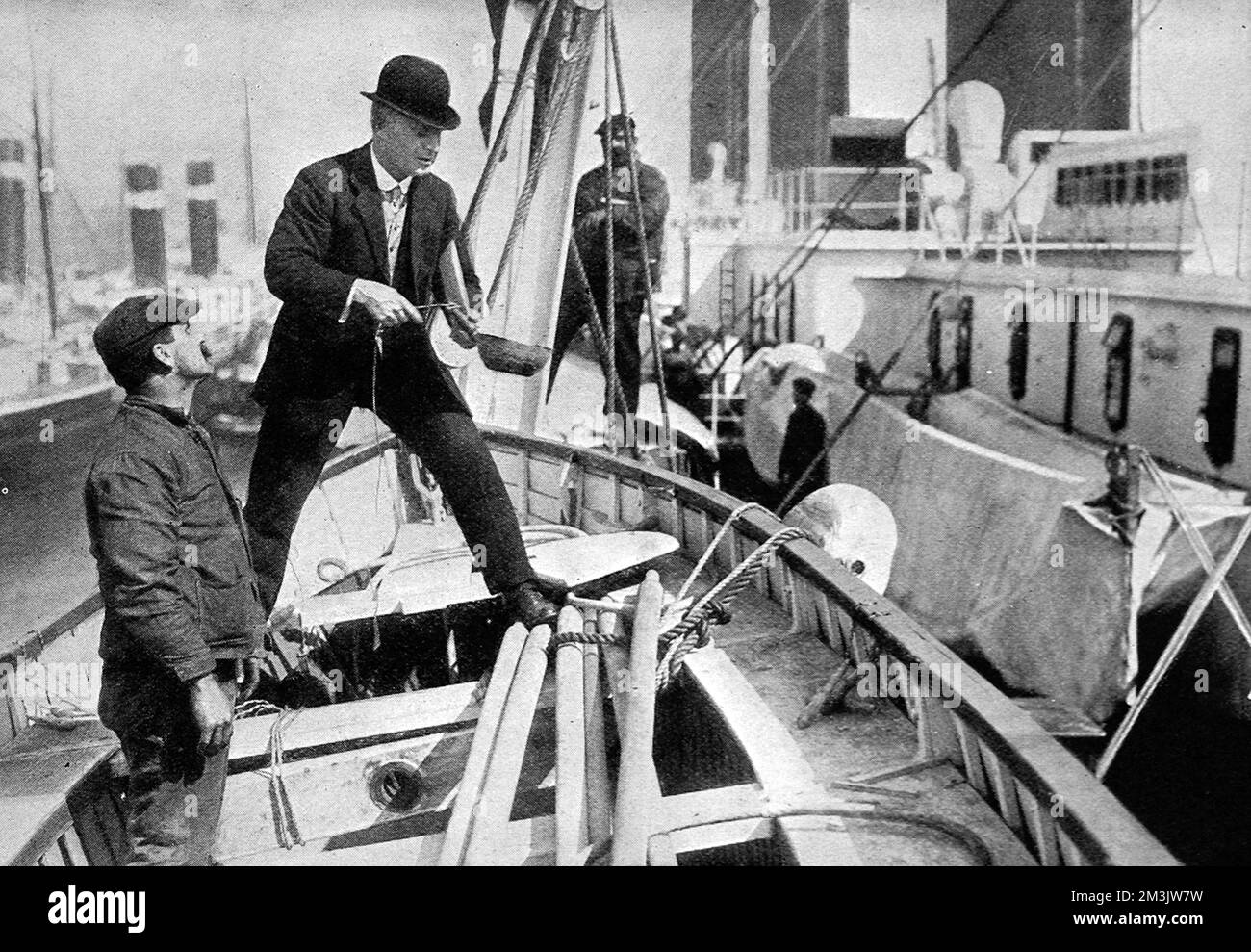 Captain Clarke, Vertreter des Handelsamtes, testet die Rettungsboote auf der RMS-Olympiade. Nach der Katastrophe auf der „Titanic“ nahm White Star Line viele Sicherheitsmodifikationen an „Olympic“ vor, darunter weitere Rettungsboote. „Olympic“ wurde 1910 von Harland und Wolff, Belfast, gestartet und wurde mit einer Länge von 882 Fuß und einem Gewicht von 45.000 Tonnen zum größten Schiff, das damals über Wasser flog. Sie wurde von 1911 bis 1914 auf dem Atlantikdienst zwischen Großbritannien und Nordamerika operiert. Von 1915 bis 1918 diente „Olympic“ als Truppenschiff und kehrte dann zur Arbeit auf dem atlantischen Dienst zurück. Sie war im Ruhestand und Stockfoto