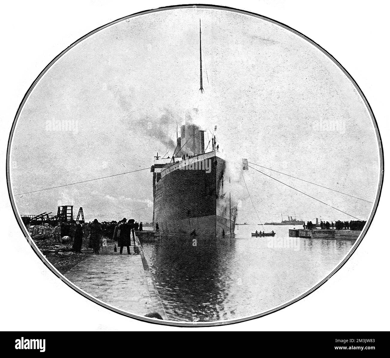 White Star Liner RMS „Olympic“, betreten das Graving Dock Musgrove, Belfast, April 1911. Dies war das erste Mal, dass das größte Schiff der Welt das größte Gravurdock der Welt betrat, das zwischen 1904 und 1911 gebaut wurde. „Olympic“ wurde 1910 von Harland und Wolff, Belfast, gestartet und wurde mit einer Länge von 882 Fuß und einem Gewicht von 45.000 Tonnen zum größten Schiff, das damals über Wasser flog. Sie wurde von 1911 bis 1914 auf dem Atlantikdienst zwischen Großbritannien und Nordamerika operiert. Nach der Katastrophe der Titanic schickte White Star Line „Olympic“ nach Harland und Wolff, um Änderungen vorzunehmen - größere wasserdichte Türen und Stockfoto