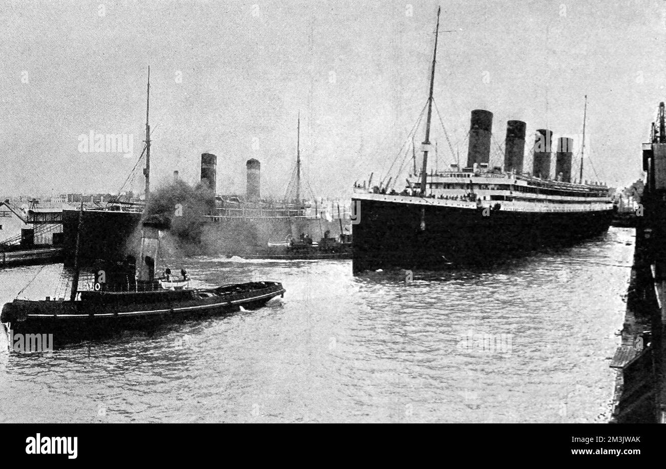 Das Foto zeigt den White Star Liner SS „Olympic“, der Southampton im April 1912 nach New York verlässt. Dies war ihre erste Reise, seit nach der Katastrophe auf der Titanic Sicherheitsänderungen (größere wasserdichte Schotte und ein doppelwandiger Rumpf) durchgeführt worden waren. „Olympic“ wurde 1910 von Harland und Wolff, Belfast, gestartet und wurde mit einer Länge von 882 Fuß und einem Gewicht von 45.000 Tonnen zum größten Schiff, das damals über Wasser flog. Sie wurde von 1911 bis 1914 auf dem Atlantikdienst zwischen Großbritannien und Nordamerika operiert. Von 1915 bis 1918 diente „Olympic“ als Truppenschiff und kehrte dann zur Arbeit zurück Stockfoto