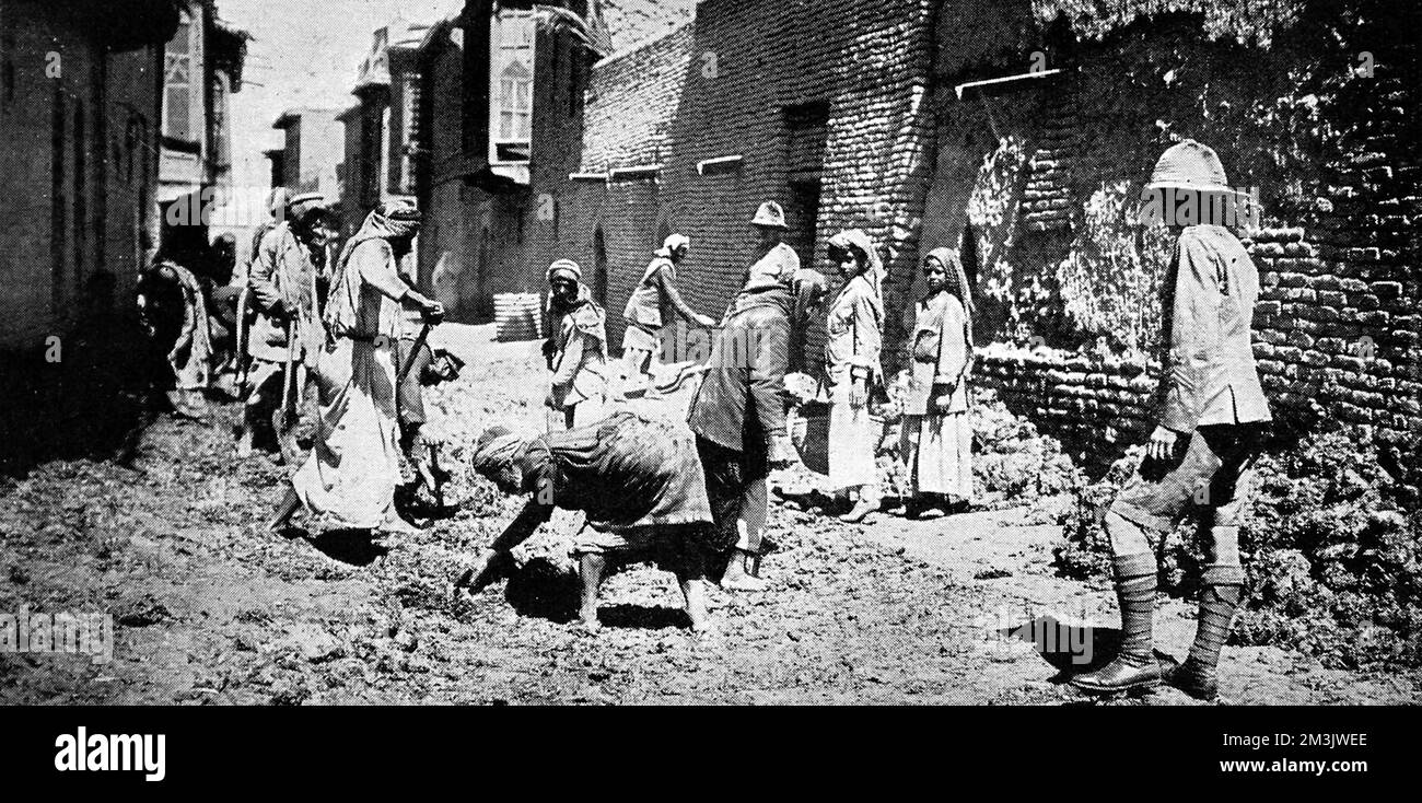 Die Einheimischen renovieren Schlammstraßen mit Stein und Zement unter dem Blick eines britischen Militäringenieurs. 1916 Stockfoto