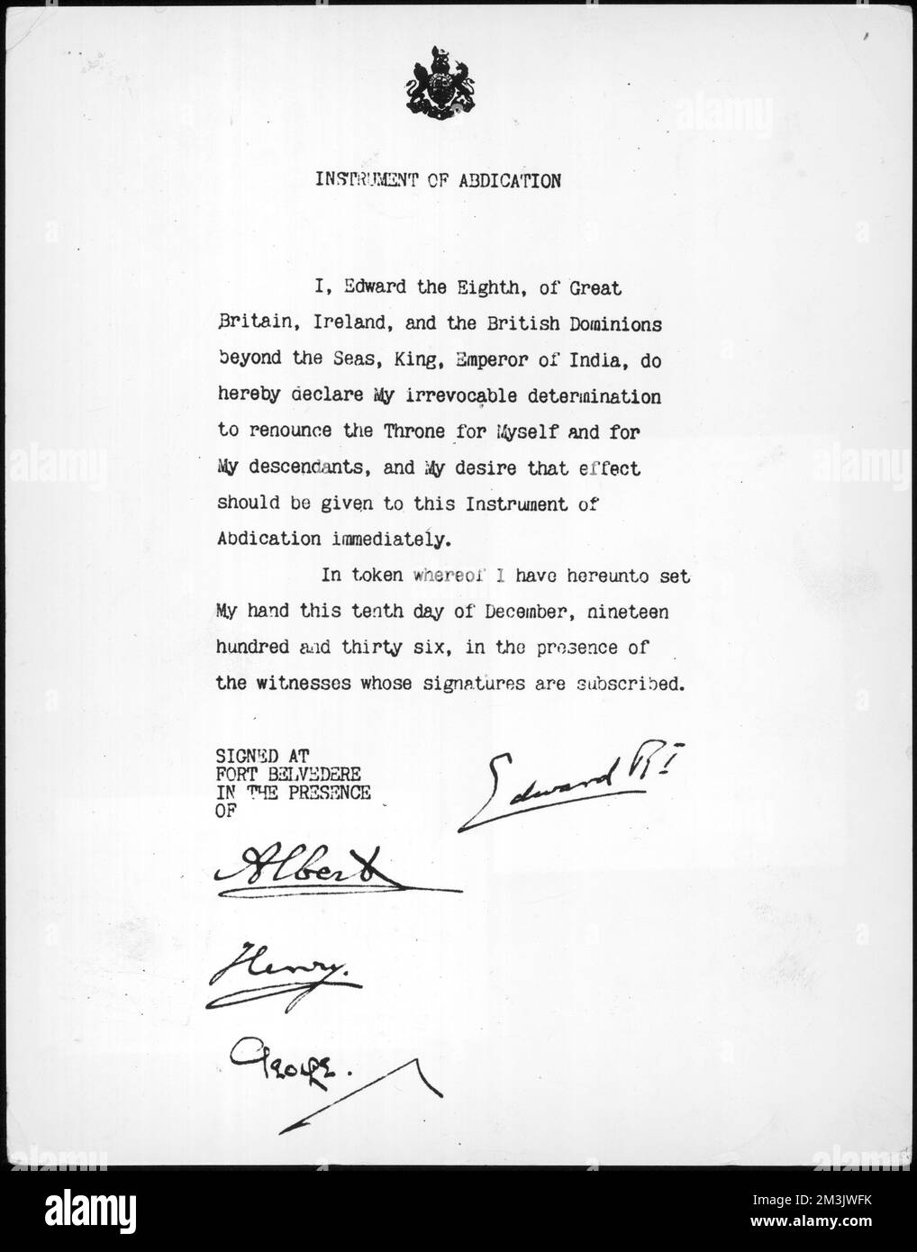 Ein Foto des Abdankungsschreibens, unterzeichnet von König Edward VIII. Und seinen Brüdern. Edward VIII. Verzichtete 1936 auf den britischen Thron, um Mrs. Wallis Simpson zu heiraten, eine geschiedene Amerikanerin. Datum: 1936 Stockfoto