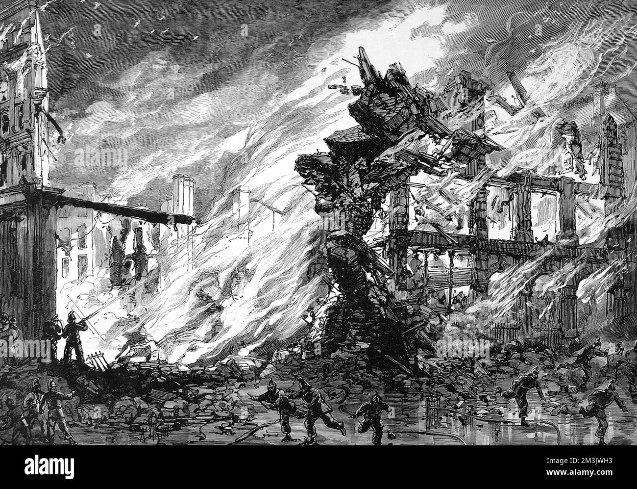 Ein großes Gebäude in Clerkenwell stürzt ein, da es von Flammen umgeben ist. Feuerwehrmänner in 1880er-Uniform versuchen, das Feuer mit Wasserrohren zu überwältigen. Datum: 1885 Stockfoto