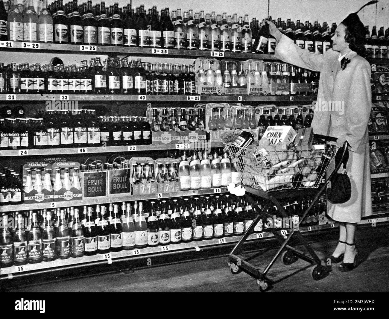 Foto aus einem US-Supermarkt im Jahr 1948, „wo Großbritanniens Warteschlangen und Rationen unbekannt sind“. Das Konzept des Supermarkts, in dem alle Arten von Waren an einem Ort ohne die Hilfe eines Ladenbesitzers gekauft und dann an der Kasse bezahlt werden konnten, wurde erstmals in Amerika eingeführt, wo es nach dem Zweiten Weltkrieg keine Rationierung gab Dieses Bild war eines von einer Serie, die in einem A&amp;P-Supermarkt aufgenommen wurde; Amerikas größte Kette begann 1937 und mit 1670 Supermärkten bis 1948. Datum: 1948 Stockfoto