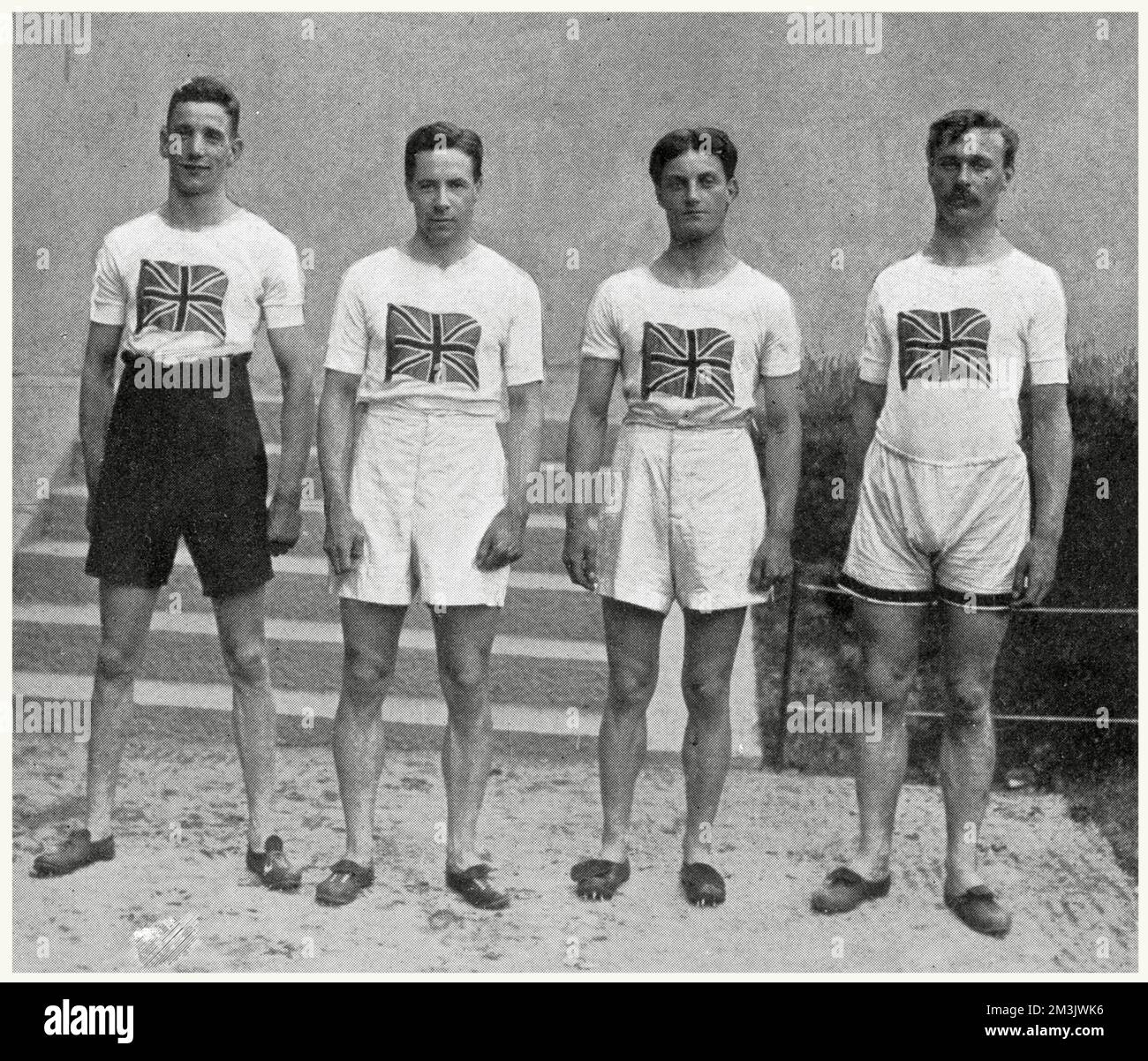 Das englische 4 x 100 Meter Staffelteam, das 1912 bei den Olympischen Spielen in Stockholm Goldmedaillen gewonnen hat. Von links nach rechts: D. Jacobs, H. M. Macintosh, W. R. Applegarth und V. D'Arcy. Beachten Sie die hoch geschnittenen Shorts und T-Shirts, die mit einem Union Jack verziert sind. Stockfoto