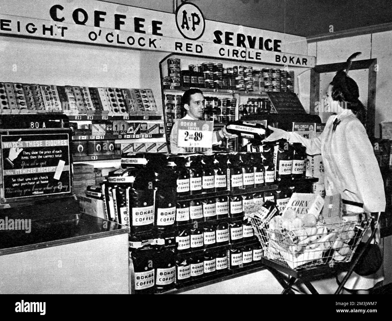Die Kaffeetheke eines amerikanischen Supermarkts, ungestört von der Rationierung im Jahr 1948. Das Konzept des Supermarkts, in dem alle Arten von Waren an einem Ort ohne die Hilfe eines Ladenbesitzers gekauft und dann an der Kasse bezahlt werden konnten, wurde erstmals in Amerika eingeführt, wo es nach dem Zweiten Weltkrieg keine Rationierung gab Dieses Bild war eines von einer Serie, die in einem A&amp;P-Supermarkt aufgenommen wurde; Amerikas größte Kette begann 1937 und mit 1670 Supermärkten bis 1948. 1948 Stockfoto