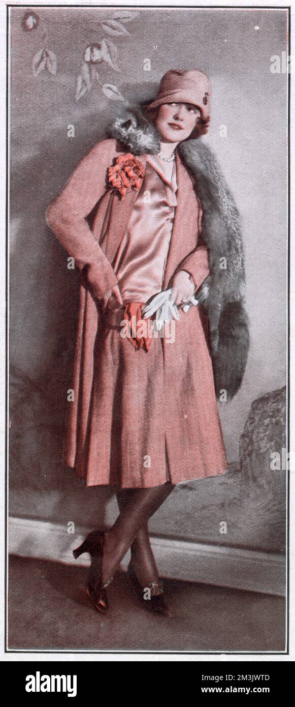 Ein Anzug mit einer langen Jacke aus Gabardine und Crepe de Chine. Das Outfit war mit passendem Ansteckblume und Taschentuch und einem Fuchssplitter ausgestattet. Stockfoto