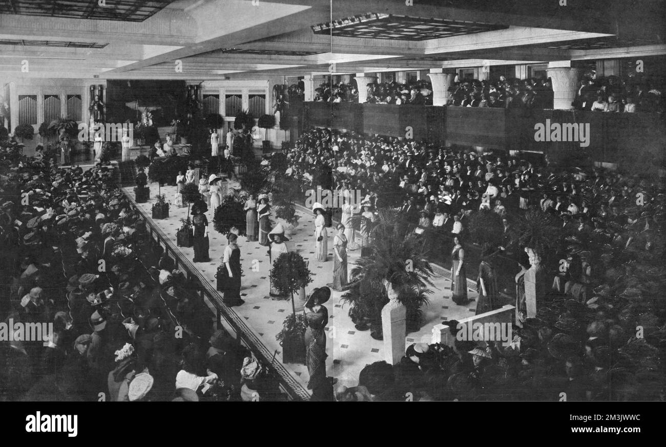 Modelle mit den neuesten Kleidern, vor potenziellen Kunden. Diese Show fand in der Egyptain Hall, Wanamaker's Store, Philadelphia, 1910 statt. Datum: 1910 Stockfoto