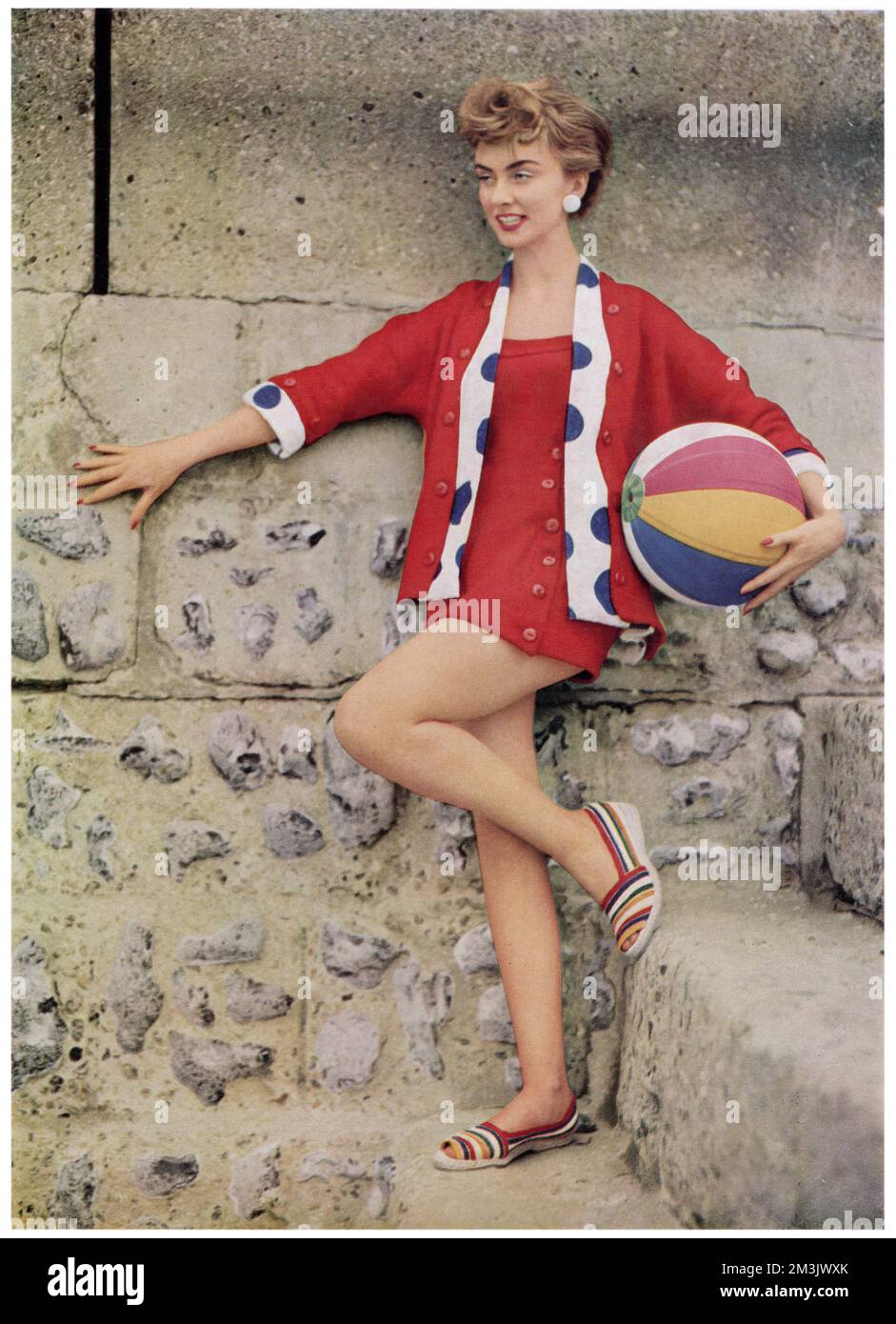 Frau trägt Freizeitkleidung für den Strand, 1955. Stockfoto