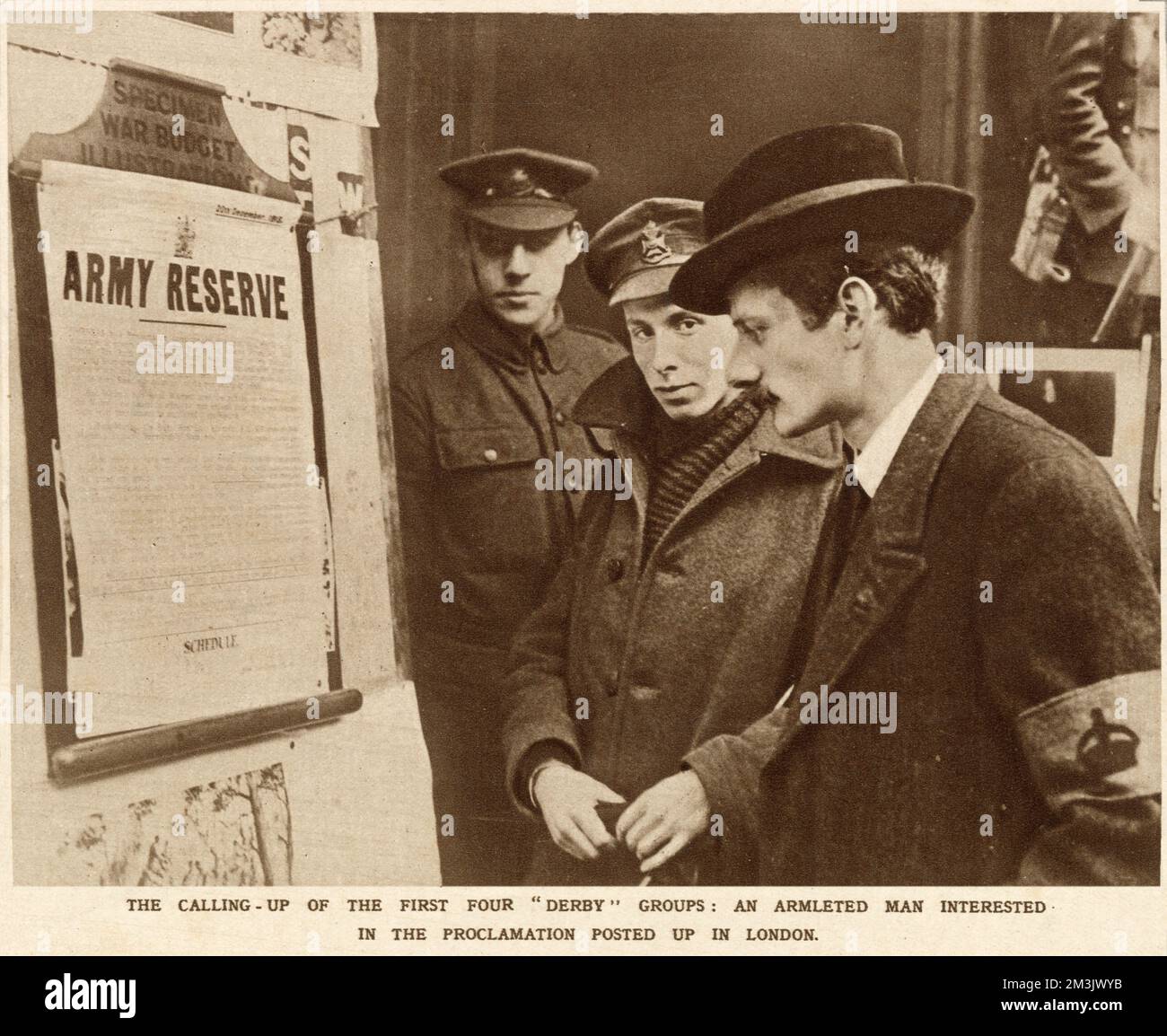 Zwei Soldaten sehen zu, wie ein Zivilist die Notiz liest, die zeigt, wie Freiwillige sich engagieren können. Diese Soldaten waren bekannt als Kitchener's Men und kamen oft aus derselben Fabrik oder Stadt. Sie waren bekannt als "Pals Bataillone". Er trägt ein Armband, das zeigt, dass er ein offizieller Krieger ist. Stockfoto