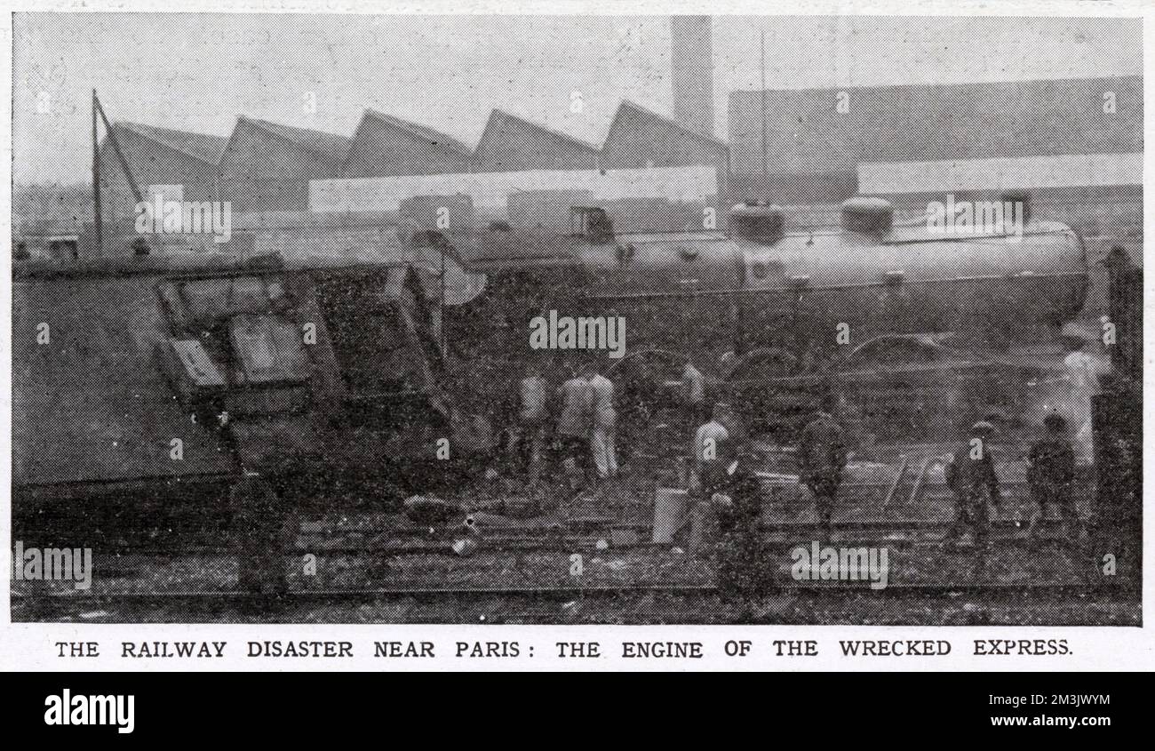 Beschädigter französischer Expresszug, der von Boulogne kam und mit einem Güterzug kollidierte. Der Zug entgleiste und die Reisezugwagen stapelten sich und fingen dann Feuer. Es gab 14 Tote und über 40 Verletzte am Tatort, nahe Pont de la Revolts. Stockfoto