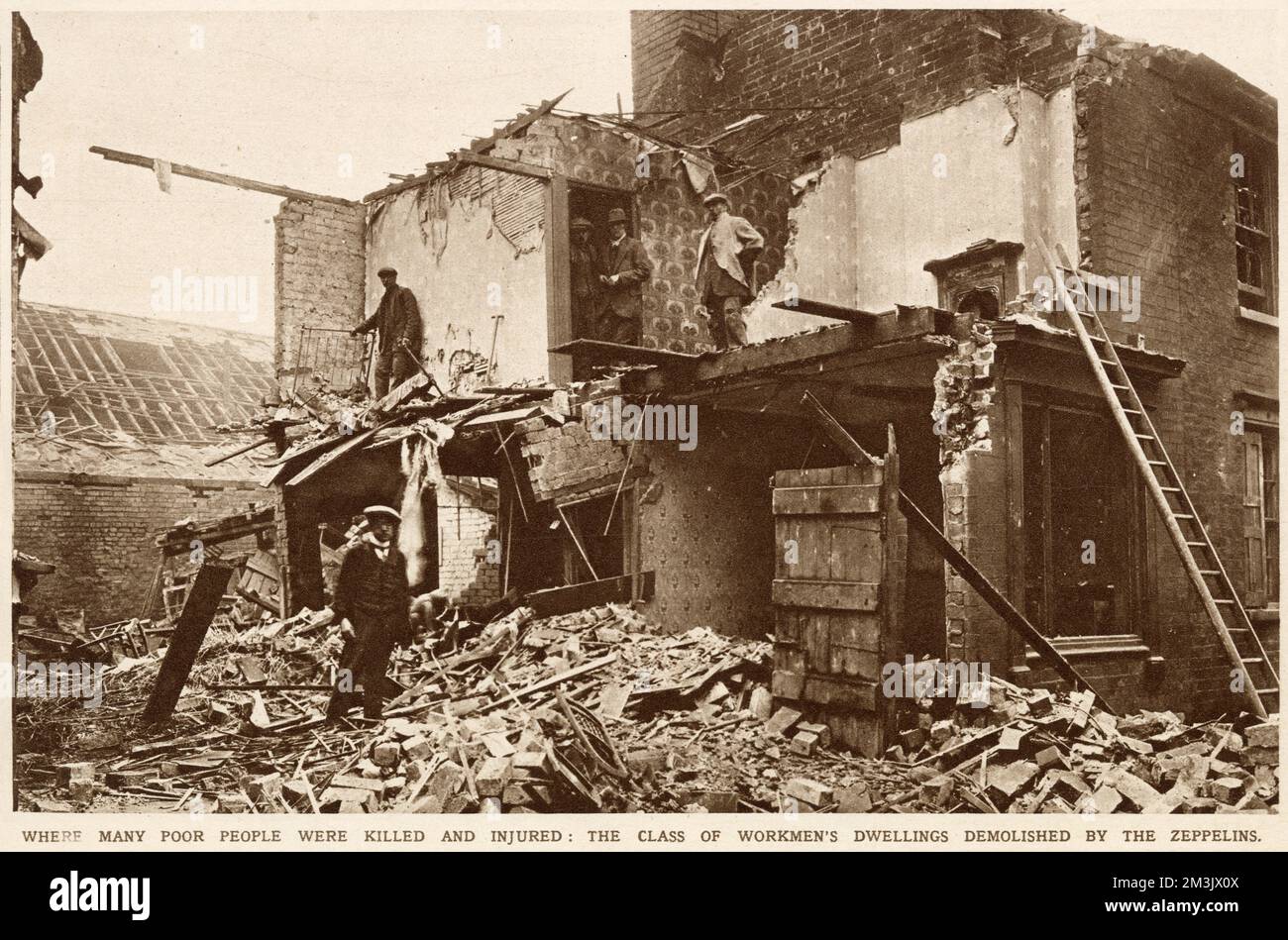 In der Nacht des 31. Januar 1916 griffen Zeppeline der deutschen Marine die Midlands an und verursachten erheblichen Schaden. Luftschutzsirenen wurden zum ersten Mal eingesetzt, um die Zivilbevölkerung vor dem ankommenden Luftangriff zu warnen. Die Polizei stellte sicher, dass ein Stromausfall bestand. Arbeiter stehen in den Trümmern. Stockfoto
