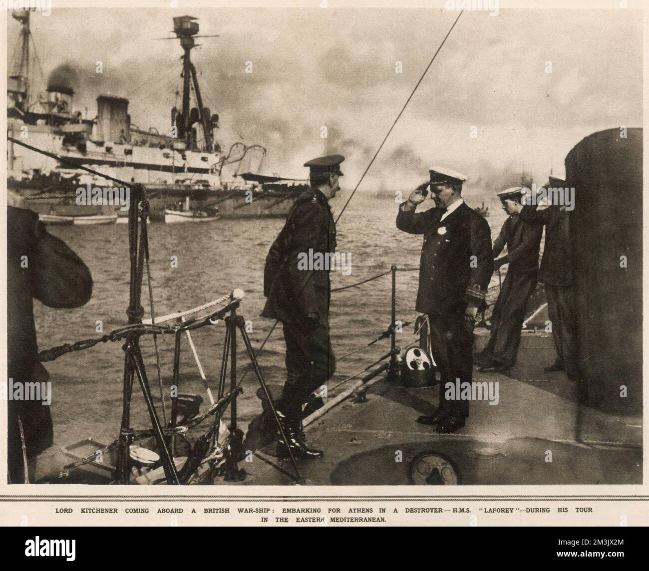 Lord Kitchener (1850 - 1916), an Bord der Destroyer H.M.S. Laforey reiste nach Athen nach seiner Reise durch das östliche Mittelmeer im November 1915. Während der Tour besuchte Kitchener Gallipoli, um die militärische Lage dort zu bewerten, bevor es über Griechenland und Italien nach Hause zurückkehrte. Datum: 1916 Stockfoto