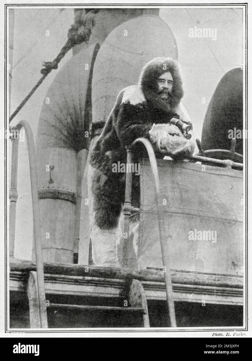 Commander Robert E. Peary (1856-1920), Arktisforscher, auf der Brücke des „Roosevelt“. Peary ist in der Pelzkleidung zu sehen, die er während seiner Expedition zum Nordpol benutzte. Peary, sein Assistent Matthew Henson, und die Inuit, Oatah, Egingwah, Ookeah und Seegloo behaupteten, am 6. April 1909 den Nordpol erreicht zu haben. Stockfoto