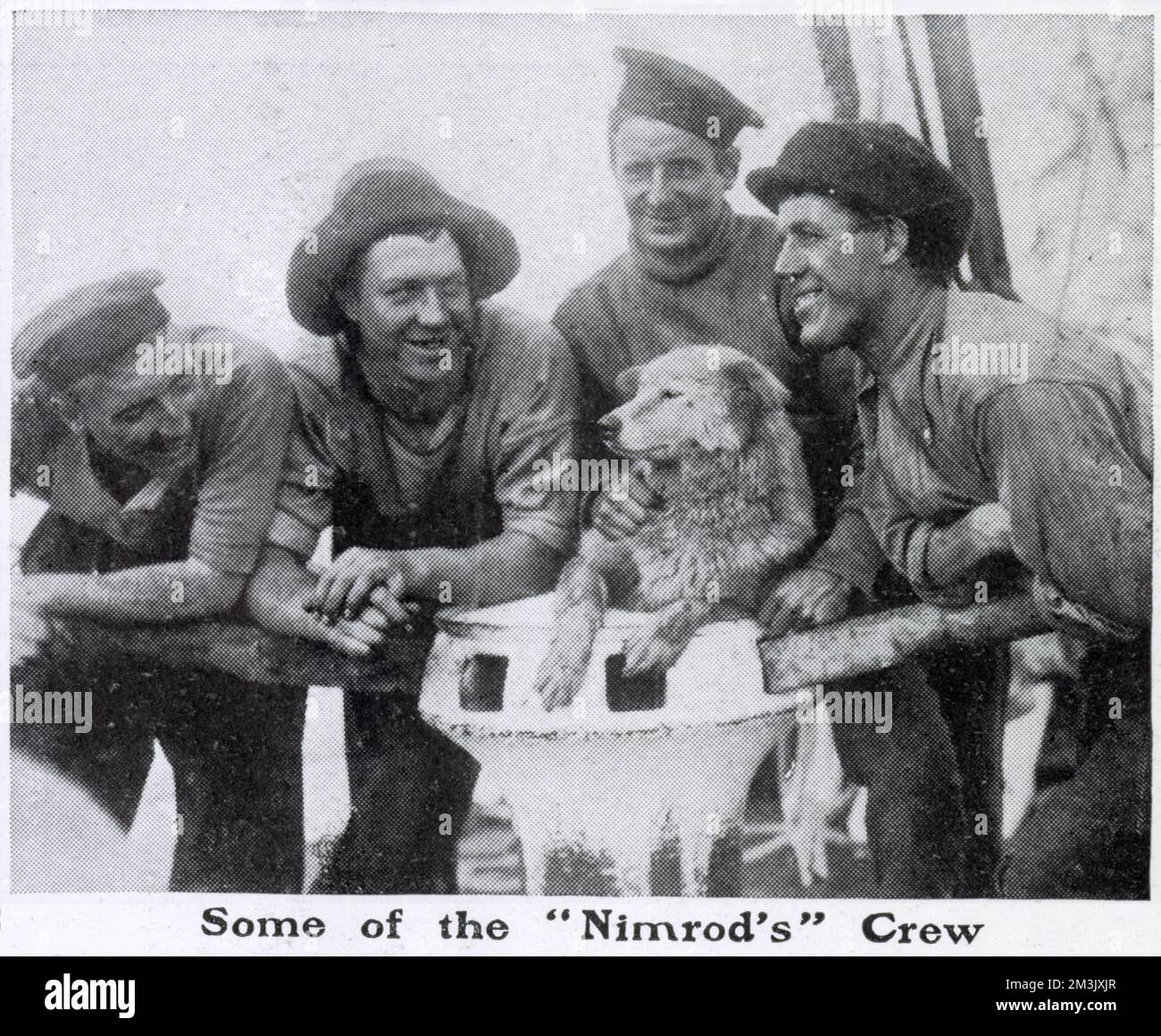 Einige Mitglieder der Besatzung der „Nimrod“ und einer der Husky-Hunde an Bord des Schiffes, als es von der Nimrod Antarktis Expedition von 1908-09 zurückkehrte. Stockfoto