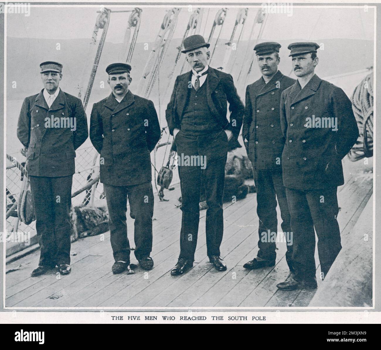 Die ersten Männer erreichen den Südpol; von links nach rechts: Sverre Hassel, Oscar Wisting, Roald Amundsen, Olaf Bjaalund und Helmer Hansen. Dieses Bild zeigt die Entdecker an Bord des Expeditionsschiffs „Fram“ in Hobart, Tasmanien. Datum: 1912 Stockfoto