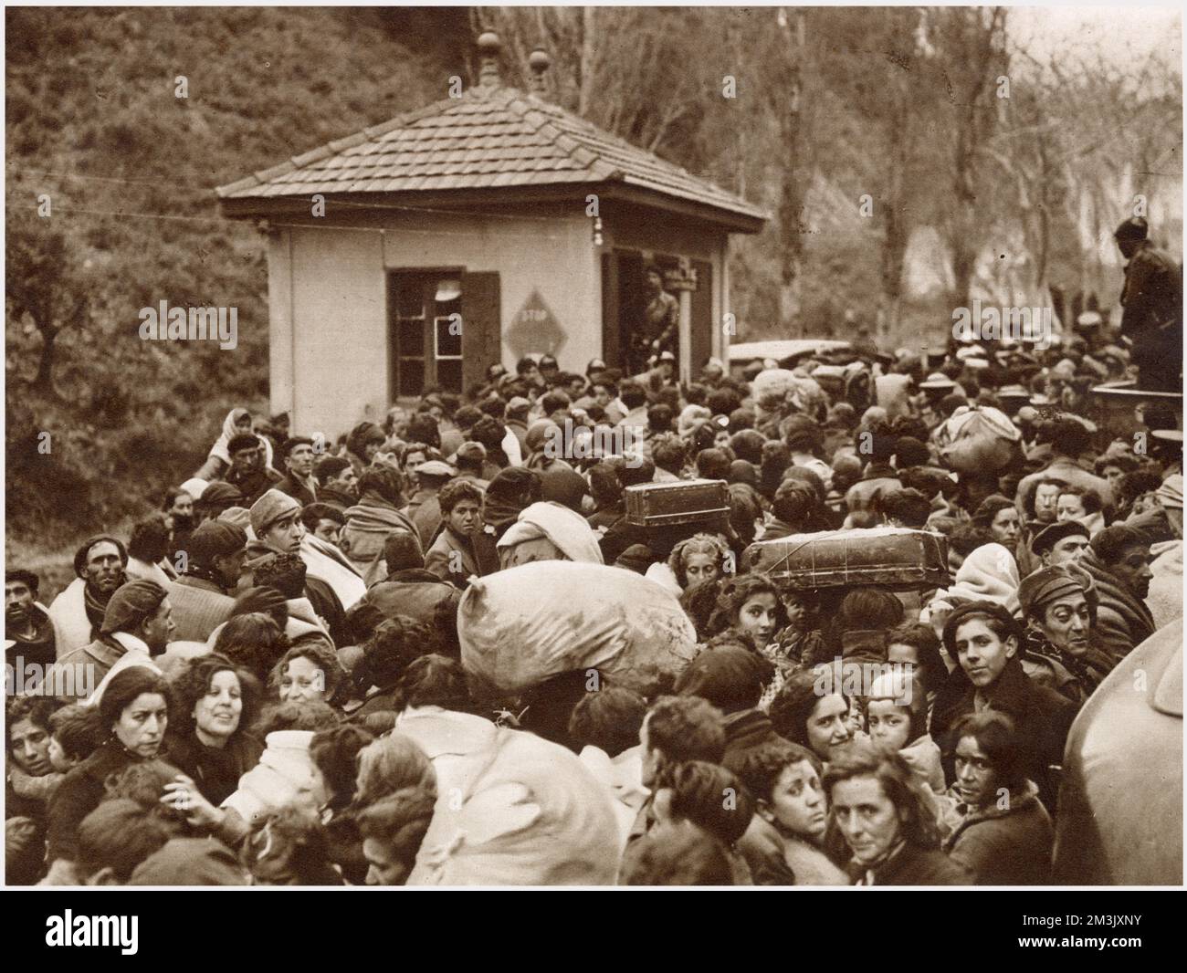 Einige der republikanischen Flüchtlinge, die nach dem Fall von Barcelona aus Spanien nach Frankreich flohen. In den ersten beiden Tagen, in denen die französische Grenze 1939 geöffnet wurde, überquerten 35.000 Republikaner die Grenze, um Francos Nationalisten zu entkommen. Stockfoto