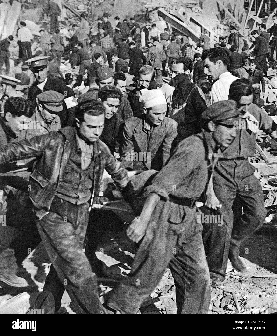 Ein Foto zeigt Zivilisten und Soldaten, die den Verletzten nach einem