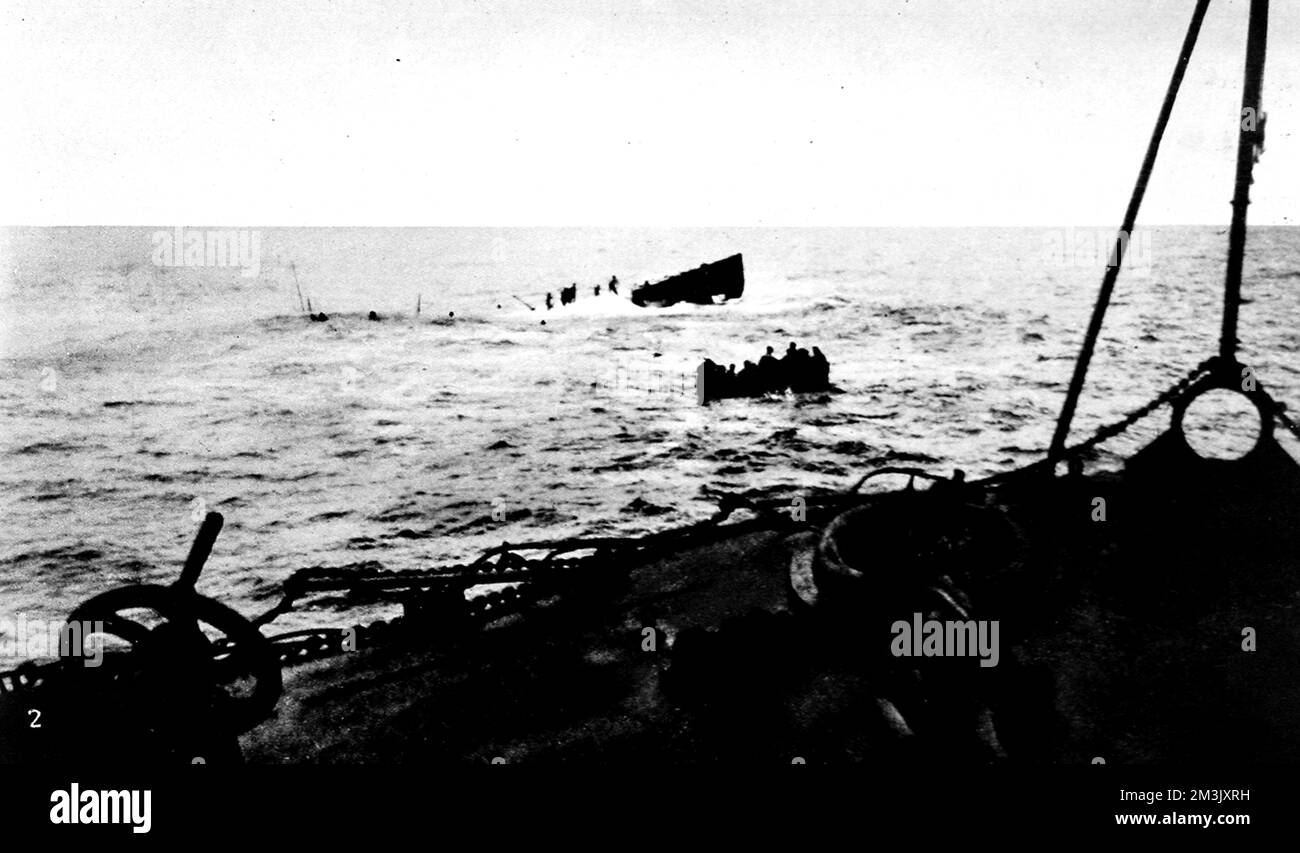Das Foto zeigt das sinkende U-Boot der republikanischen Regierung „B.6“, das vom Deck des nationalistischen Kreuzers „Velasco“ vor Corunna, 10.. September 1936 aus gesehen wird. Kurz vor der Aufnahme dieses Fotos hatte der „Velasco“ dem „B.6“ einen tödlichen Schlag versetzt. Ein kleines Boot vom „Velasco“ fährt in Richtung des U-Boots, um Überlebende aufzunehmen. Datum: 1936 Stockfoto