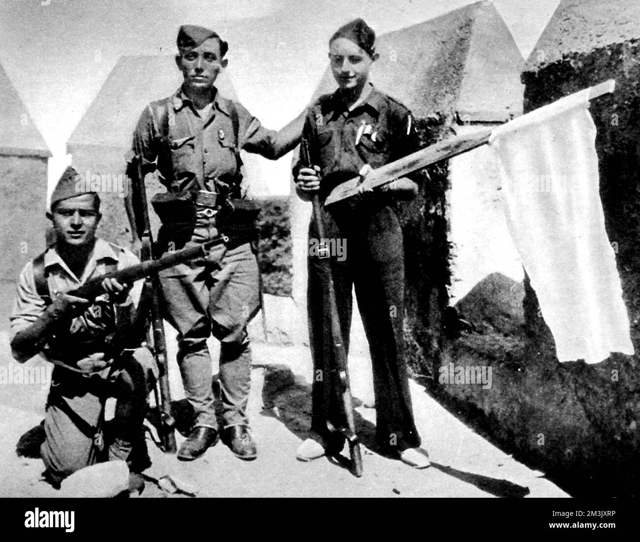 Foto mit nationalistischen Truppen und weißer Flagge, benutzt von den kapitulierenden republikanischen Truppen von Badajoz, August 1936. Nach der Kapitulation von Badajoz führten die Nationalisten ein Massaker an mindestens 1500 Republikanern durch. Datum: 1936 Stockfoto