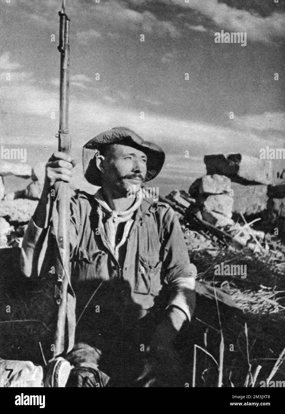 Foto eines nationalistischen Soldaten im Wachdienst, irgendwo am Ostufer des Flusses Ebro während des Spanischen Bürgerkriegs 1938. Datum: 1938 Stockfoto