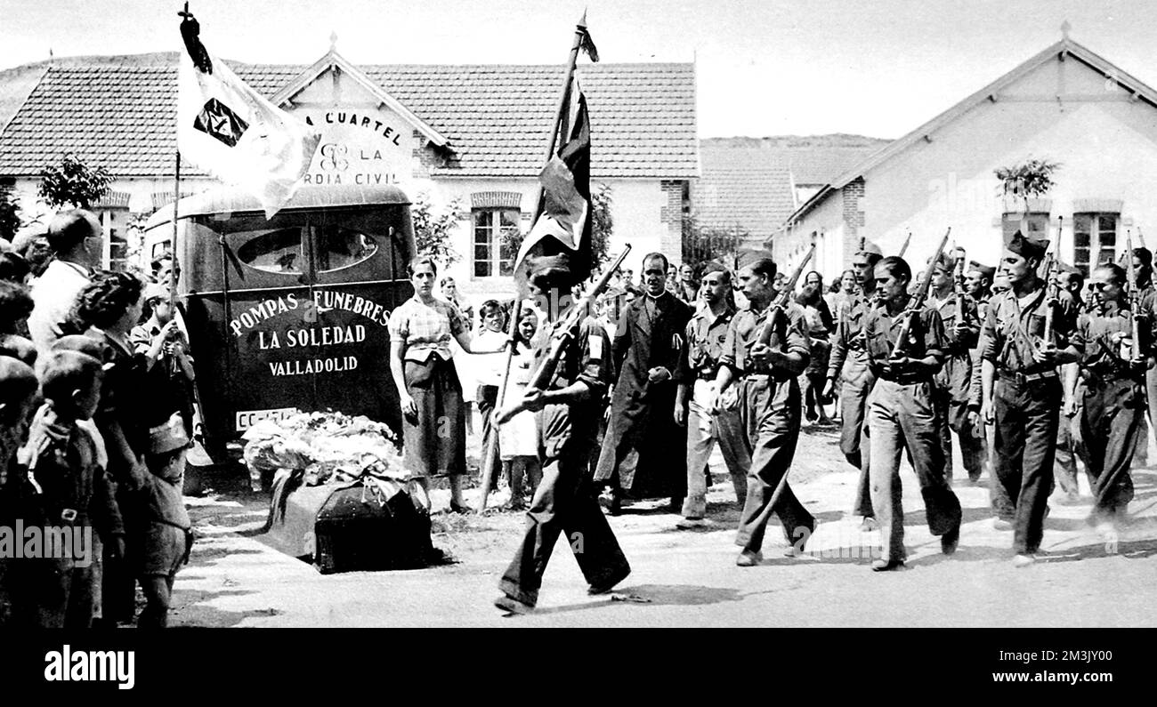Das Foto zeigt eine nationalistische Infanterieeinheit, die am Sarg eines ihrer gefallenen Kameraden im Dorf Simancas vorbeimarschiert, in der Nähe von Valladolid, 1936. Der Soldat wurde im Kampf gegen die Republikaner im Guadarrama-Gebirge getötet. Datum: 1936 Stockfoto