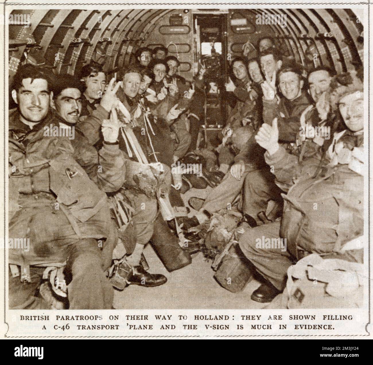 Eine Einheit der British First Airborne Division in einem Gleiter auf dem Weg nach Arnheim, September 1944. Am 17. September 1944 wurde die Operation "Market Garden" in die Tat umgesetzt; ein mutiger Plan, den Feldmarschall Montgomery entworfen hatte, um tausende von Luftstreitkräften nach Holland abzusetzen, um eine Invasionsroute nach Deutschland zu erobern. Die britische First Airborne, die amerikanische 81.- und 101.-Division nahmen an dem Plan Teil, der letztendlich erfolglos war. Stockfoto