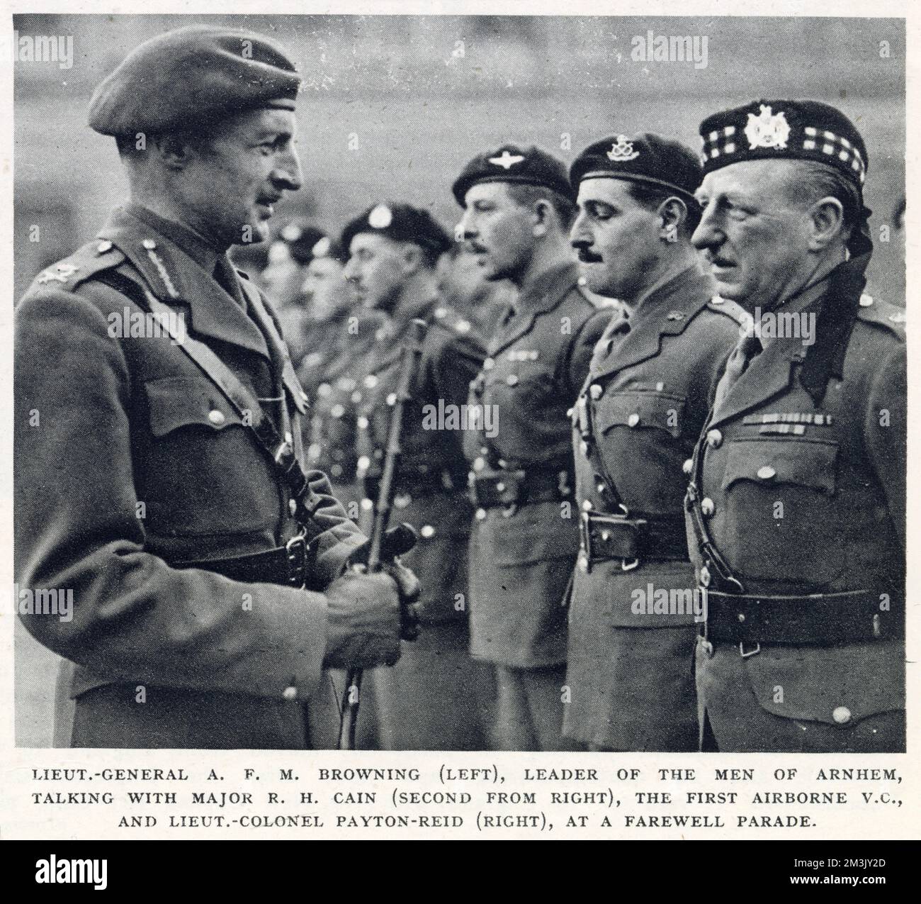 Generalleutnant A.F.M. Browning, Commander der British First Airborne (links), spricht mit Major R.H. Cain (zweite rechts), der erste V.C. Gewinner der Airborne, und Lieutenant-Colonel Payton-Reid (rechts) bei einer Abschiedsparade im Buckingham Palace, London, 6. Dezember 1944. Stockfoto