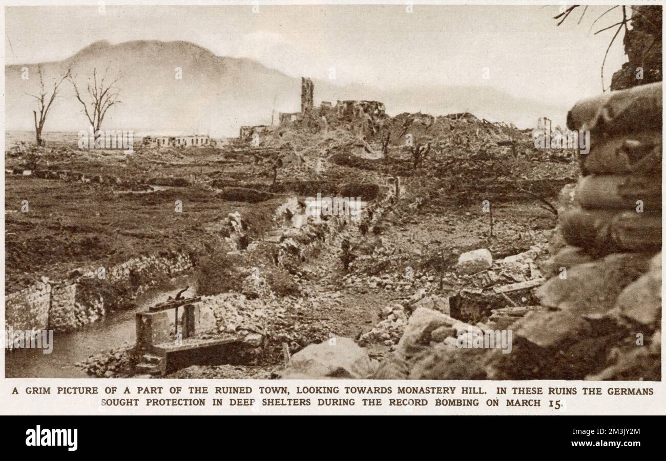 Die zerstörte italienische Stadt Cassino, März 1944. Zwischen Januar und Mai 1944 wurden die Stadt Cassino und das Benediktinerkloster Monte Cassino vollständig zerstört, als die alliierte Fünfte Armee versuchte, die Besatzungstruppen der Nazis aus ihrer starken Verteidigungsposition in der Region zu drängen. Stockfoto