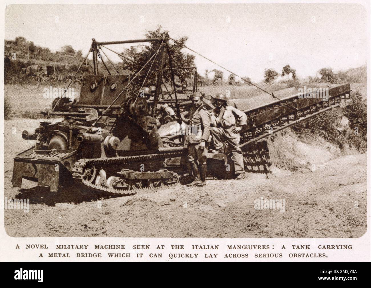 Ein italienischer Panzer, der eine Metallbrücke trug und legte, nahm an Manövern in der Nähe von Neapel Teil, 1936. Maschinen wie diese wurden von beiden Seiten im Zweiten Weltkrieg verwendet, um Brücken über kleine Hindernisse wie Flüsse, Schluchten und Panzerabwehrgräben zu bauen. Stockfoto