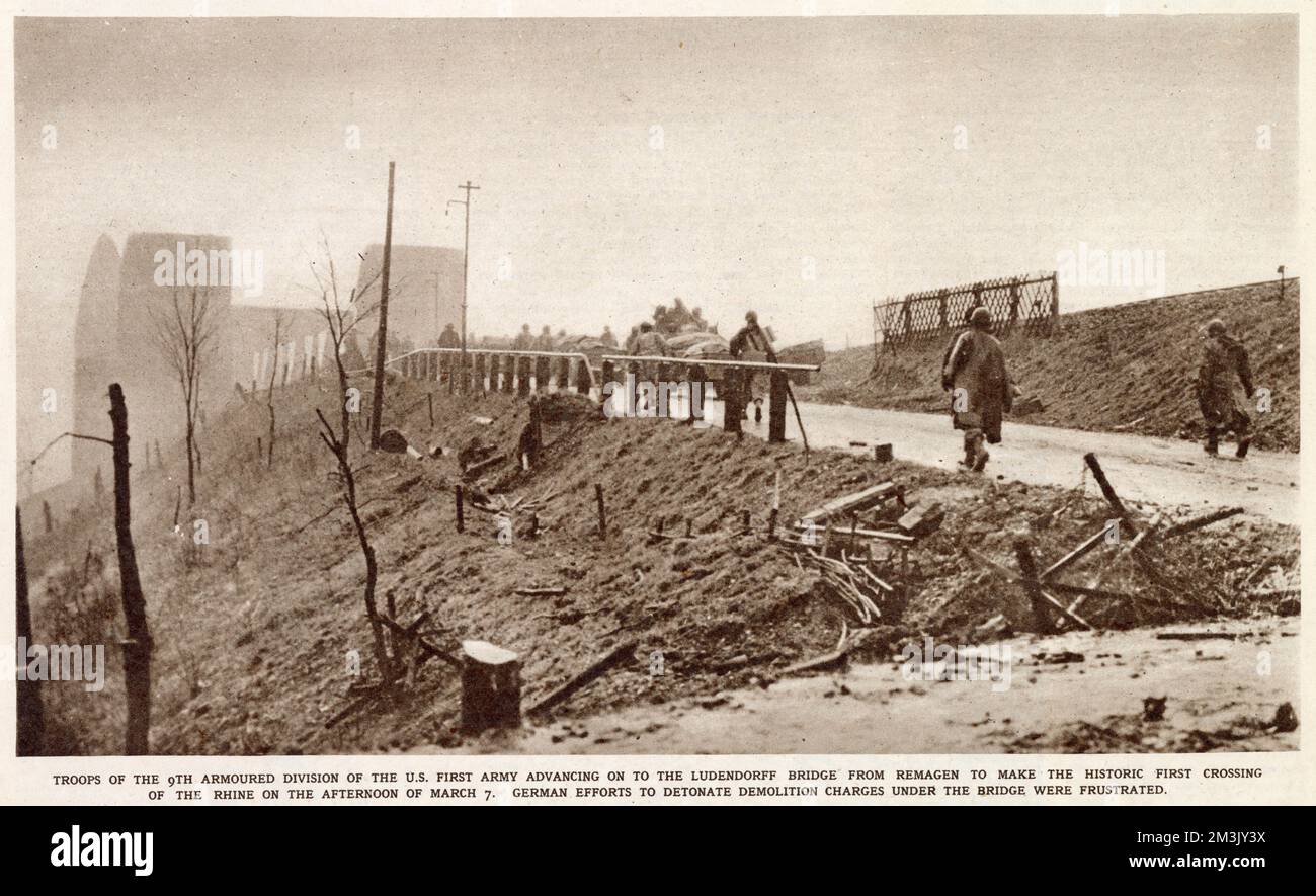 Truppen der 9. Panzerdivision der US First Army, auf dem Weg zur Ludendorff-Brücke in Remagen, März 1945. Diese Männer gehörten zu den ersten alliierten Soldaten, die den Rhein überquerten, als sie Nazideutschland Angriff. Die Geschichte der Schlacht um Remagen und seine Brücke wurde später in dem Buch und Film „The Bridge at Remagen“ erzählt. Stockfoto
