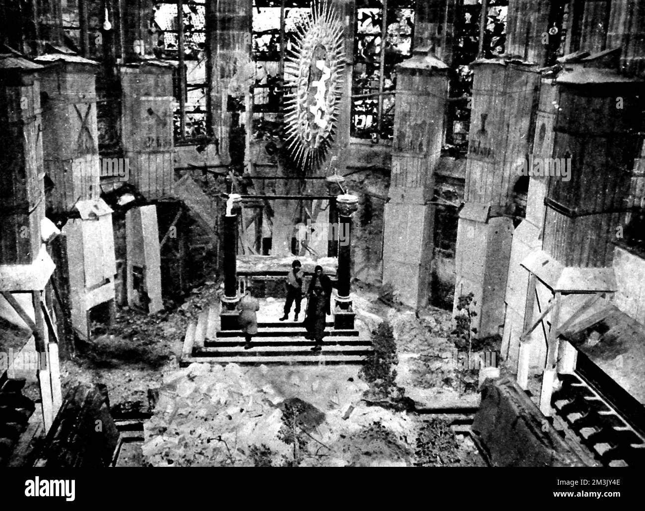 Foto des Innenraums des Doms von Aachen, Deutschland, nach dem Kampf zwischen der deutschen und der alliierten Armee, Oktober 1944. Dieser Blick auf den zerstörten Altar zeigt die wenigen verbliebenen Glassplitter in den Fenstern und die Schutt-Haufen im Schiff. Adolf Hitler, der deutsche Führer, gab den Befehl, in Aachen "keine Kapitulation" zu geben, was die Schlacht, die dort wütete, besonders brutal und zerstörerisch machte. Datum: 1944 Stockfoto