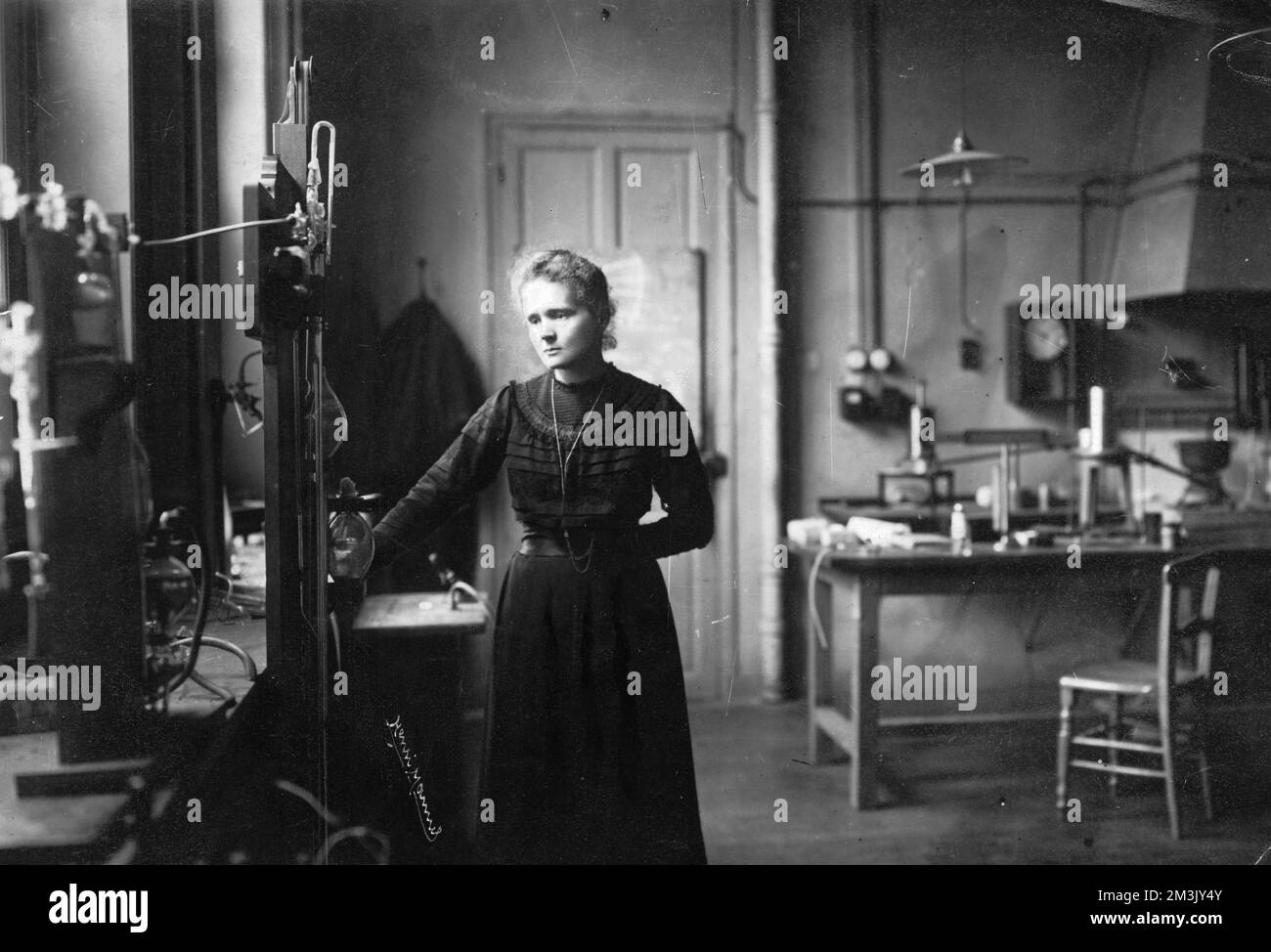 Marie Curie (1867 - 1934), polnisch und eingebürgert-französisch, arbeitete nach ihrer Sekundarstufe acht Jahre lang als Gouvernante. Marie zog nach Paris und studierte Physik an der Sorbonne, wo sie ein Stipendium erhielt, das ihr erlaubte, nach Polen zurückzukehren, um einen zweiten Abschluss in Mathematik zu machen. Sie heiratete Pierre Curie im Jahr 1895, und ihre Forschungen zur Radioaktivität führten zu einem gemeinsamen Nobelpreis. (1903) Maire folgte Pierre nach seinem Tod als Professor für Physik an der Sorbonne nach, und durch ihre Forschungen isolierte sie reines Radium. 1911 wurde sie die erste pe Stockfoto