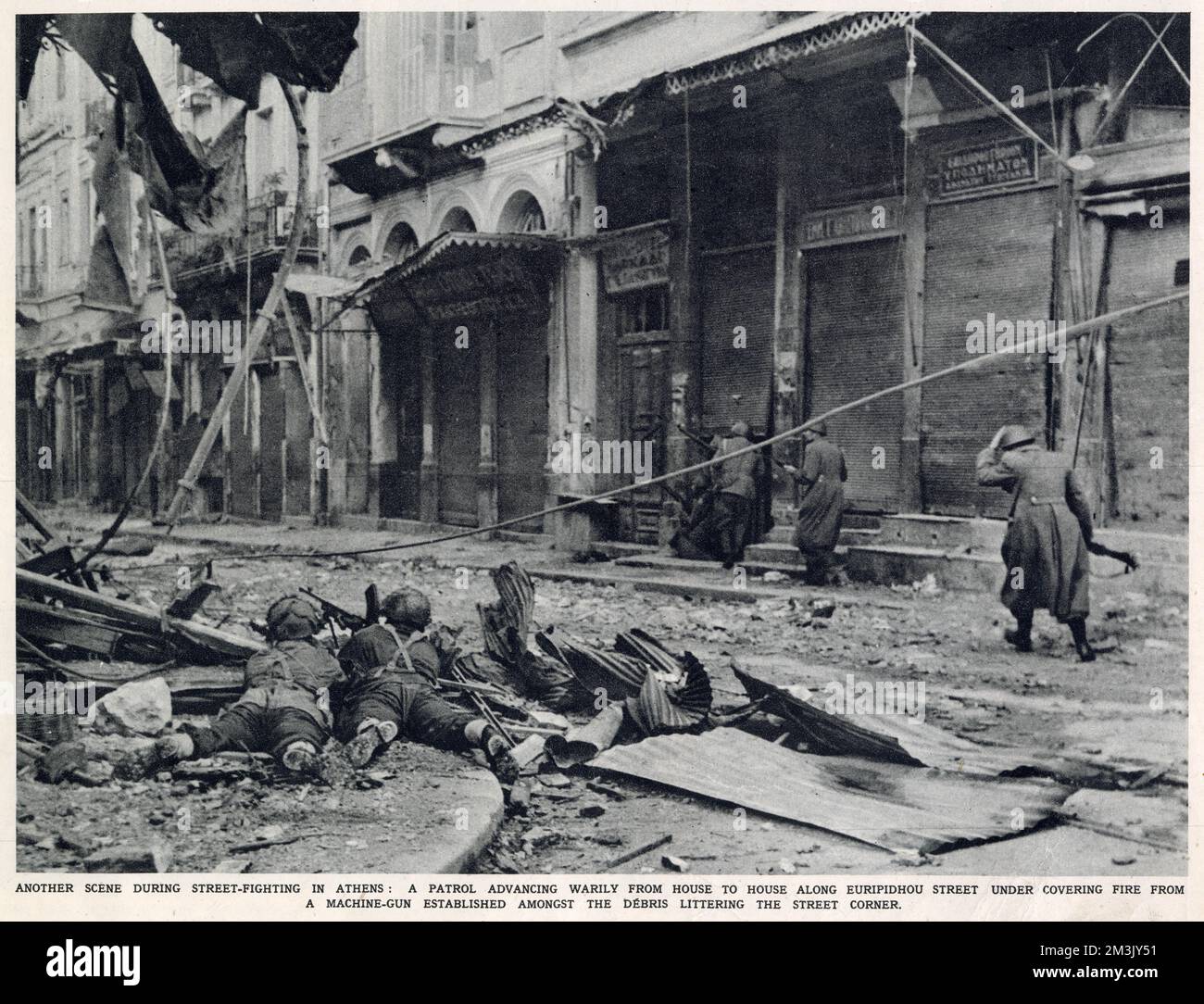 Britische Patrouille, die sich entlang der Euripidhou-Straße in Athen bewegt, mit einem Bren-Maschinengewehr (links), das sie bedeckt, 16. Dezember 1944. Diese Einheit war an einer Operation beteiligt, um Nazi-Soldaten und Scharfschützen aus der Stadt zu vertreiben. Stockfoto